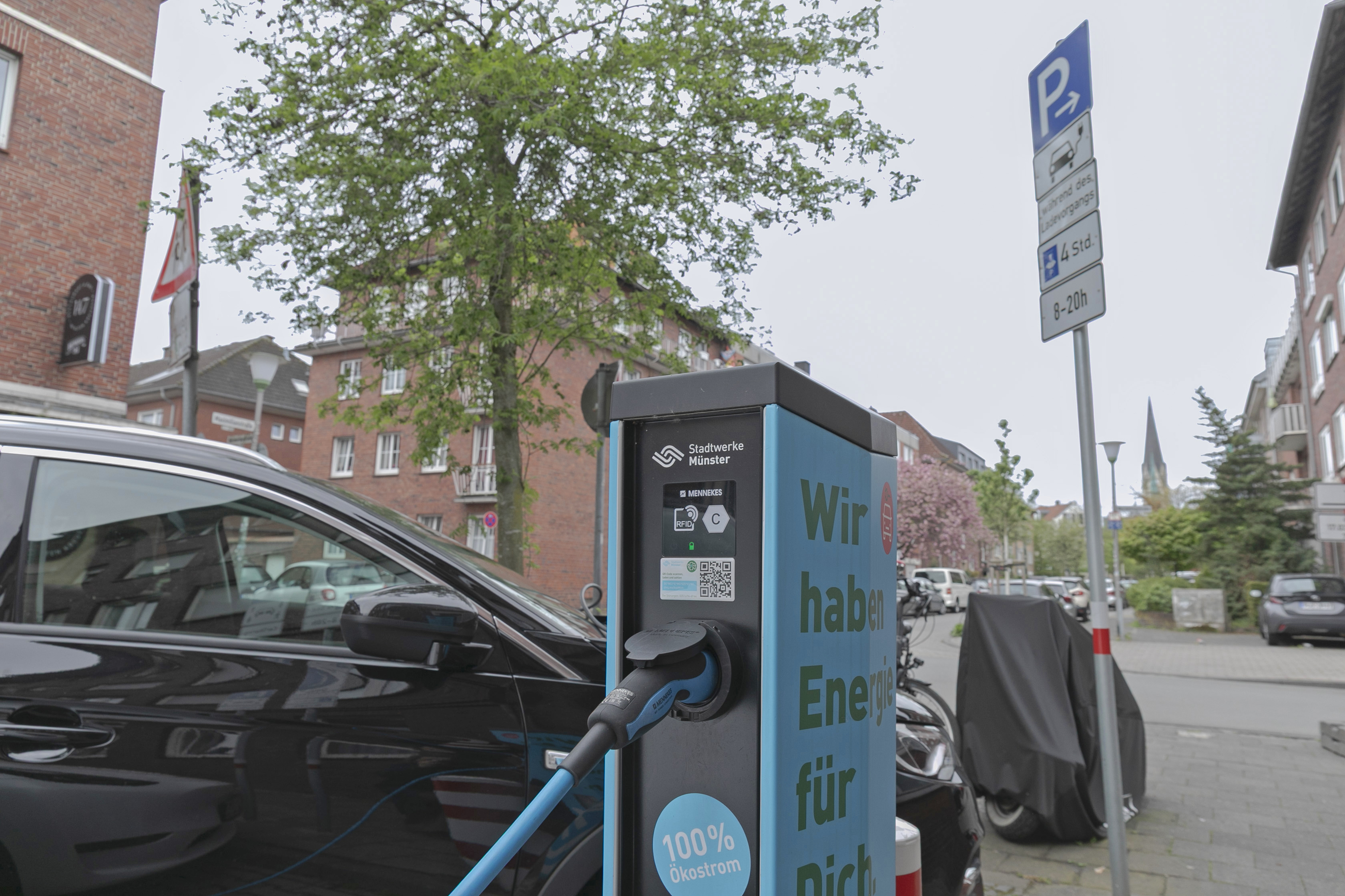 Elektroauto beim Laden im Kreuzviertel in Münster