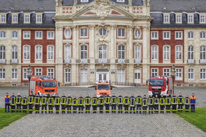 Die Mannschaft des Löschzugs Altstadt vor dem Schloss Münster.