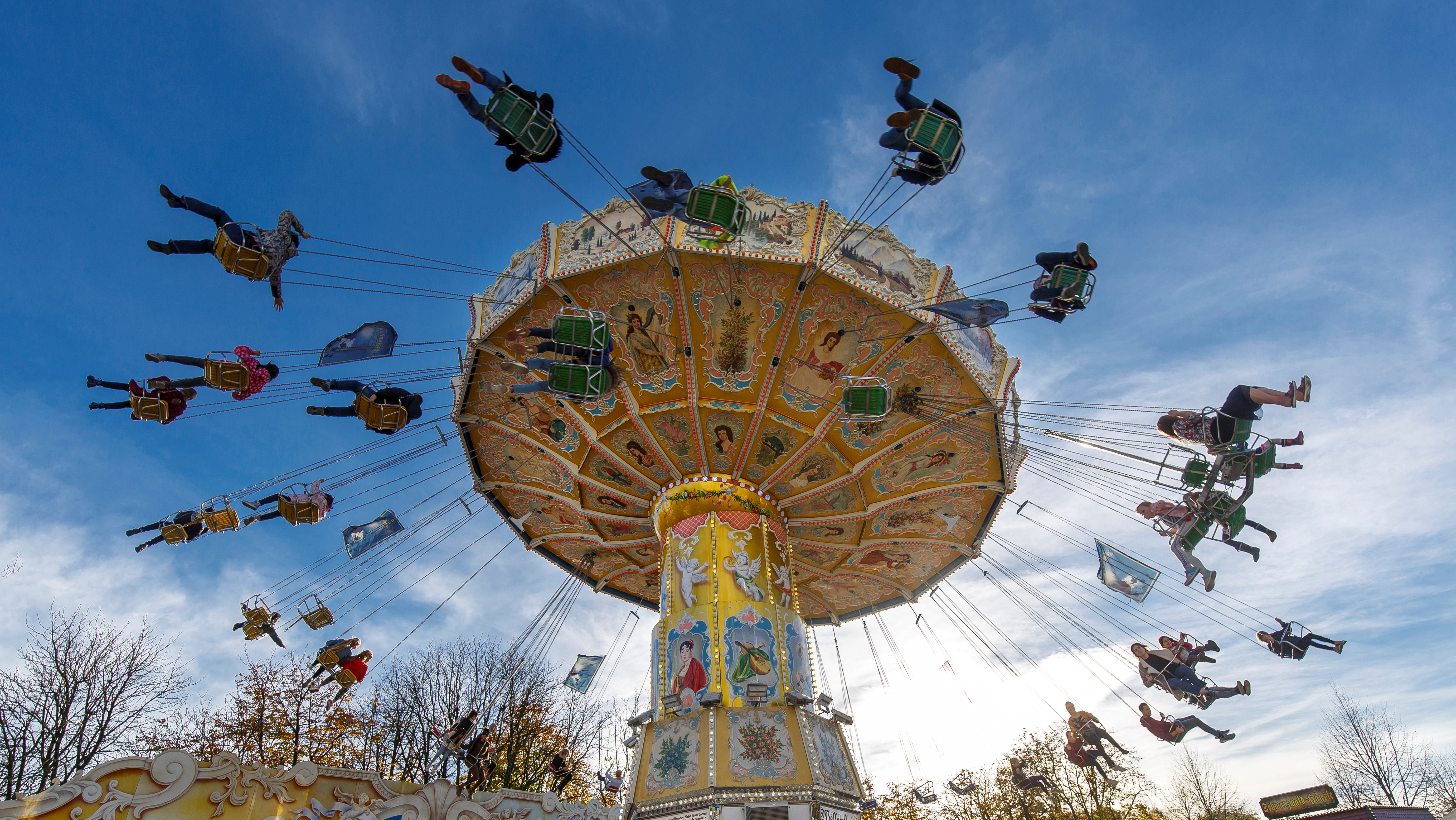 Mit Nostalgie und Hightech lockt der Send dreimal im Jahr zur Großkirmes auf den Schlossplatz.