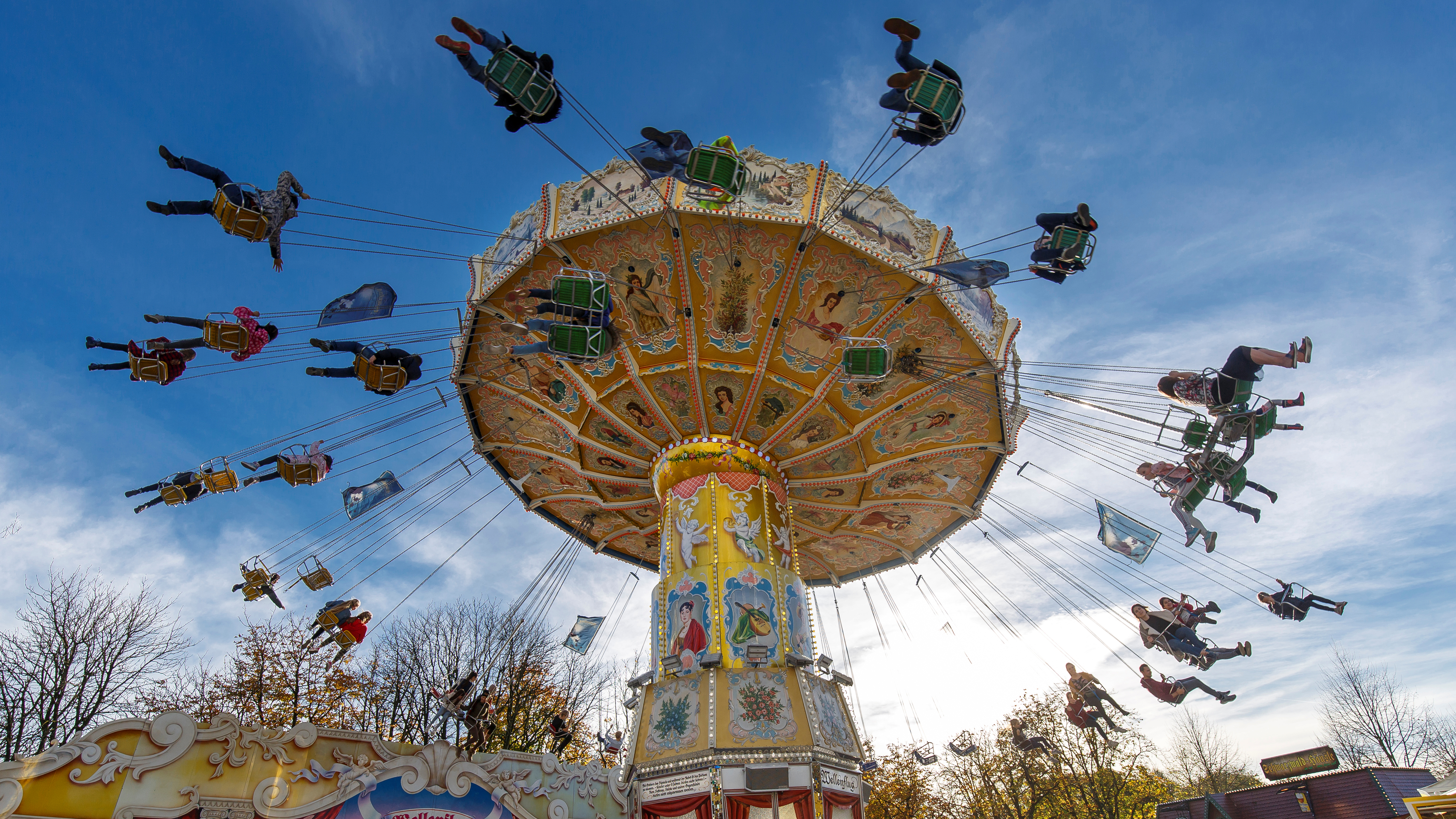 Mit Nostalgie und Hightech lockt der Send dreimal im Jahr zur Großkirmes auf den Schlossplatz.