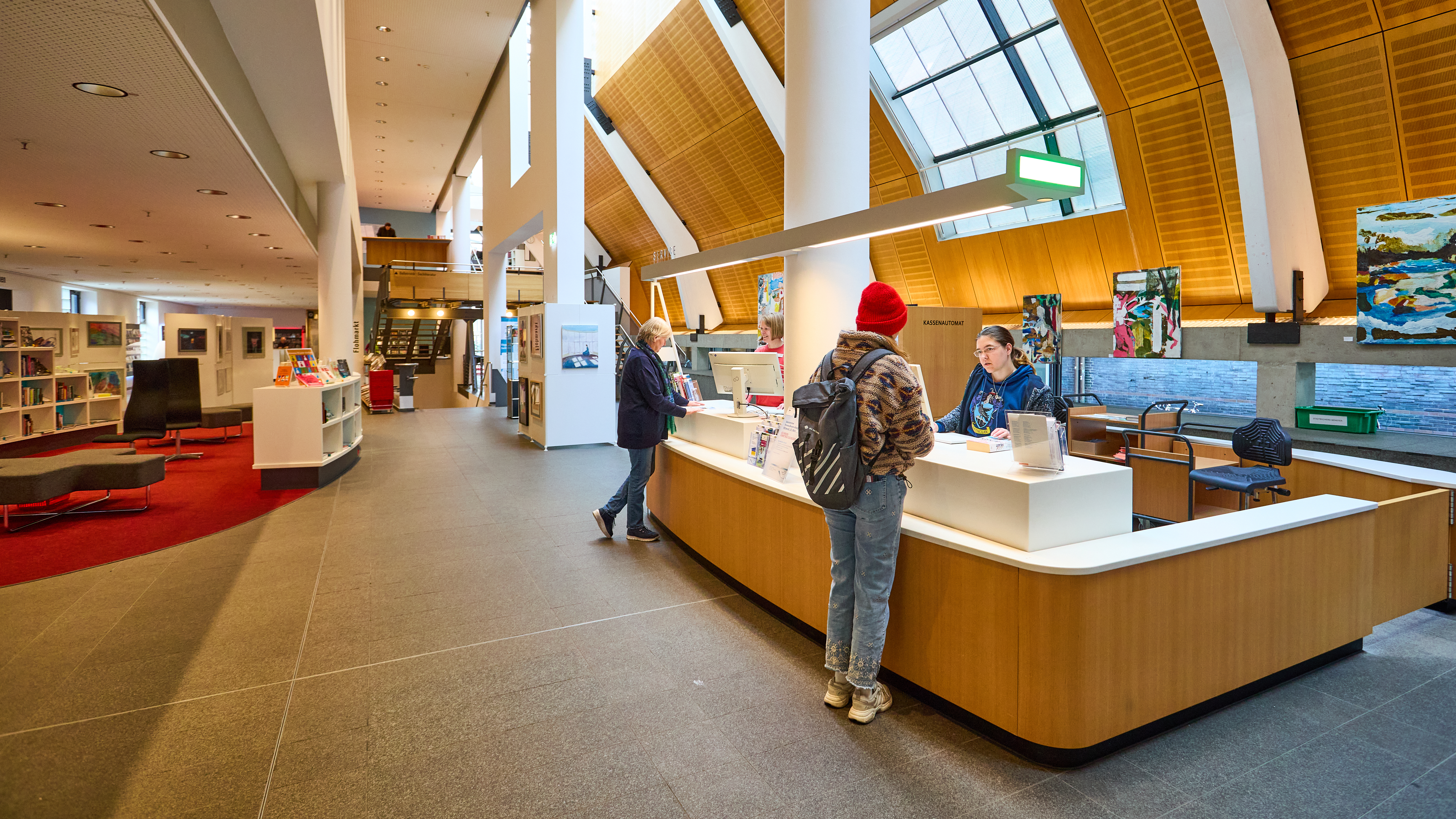 Blick auf die Servicetheke der Bücherei
