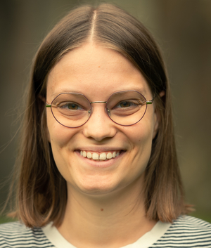 Eine junge Frau mit Brille.