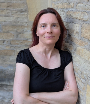 Die Fotografie zeigt die Autorin Katja Angenent.