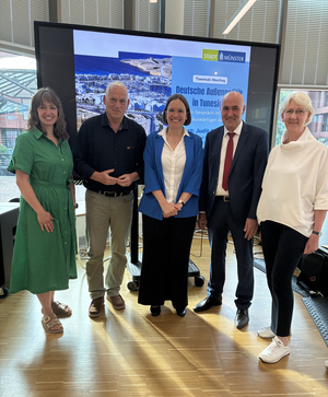 Gespräch mit dem Auswärtigen Amt, Gruppenfoto (v.l.n.r.): Nina Dohr (Büro Internationales), Thomas Kollmann (Freundeskreis Münster–Monastir e. V.), Judit Goldstein (Auswärtiges Amt), Mustapha Ziri (tunesischer Generalkonsul Düsseldorf) und Christiane Lösel (Büro Internationales)