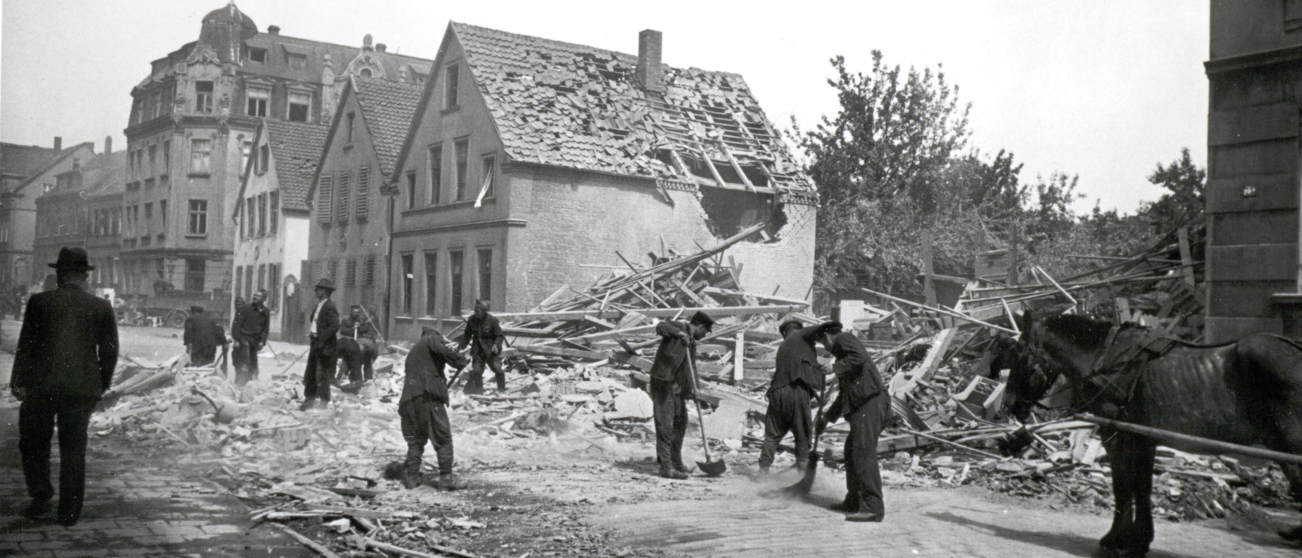 Kriegsgefangene bei Aufräumarbeiten