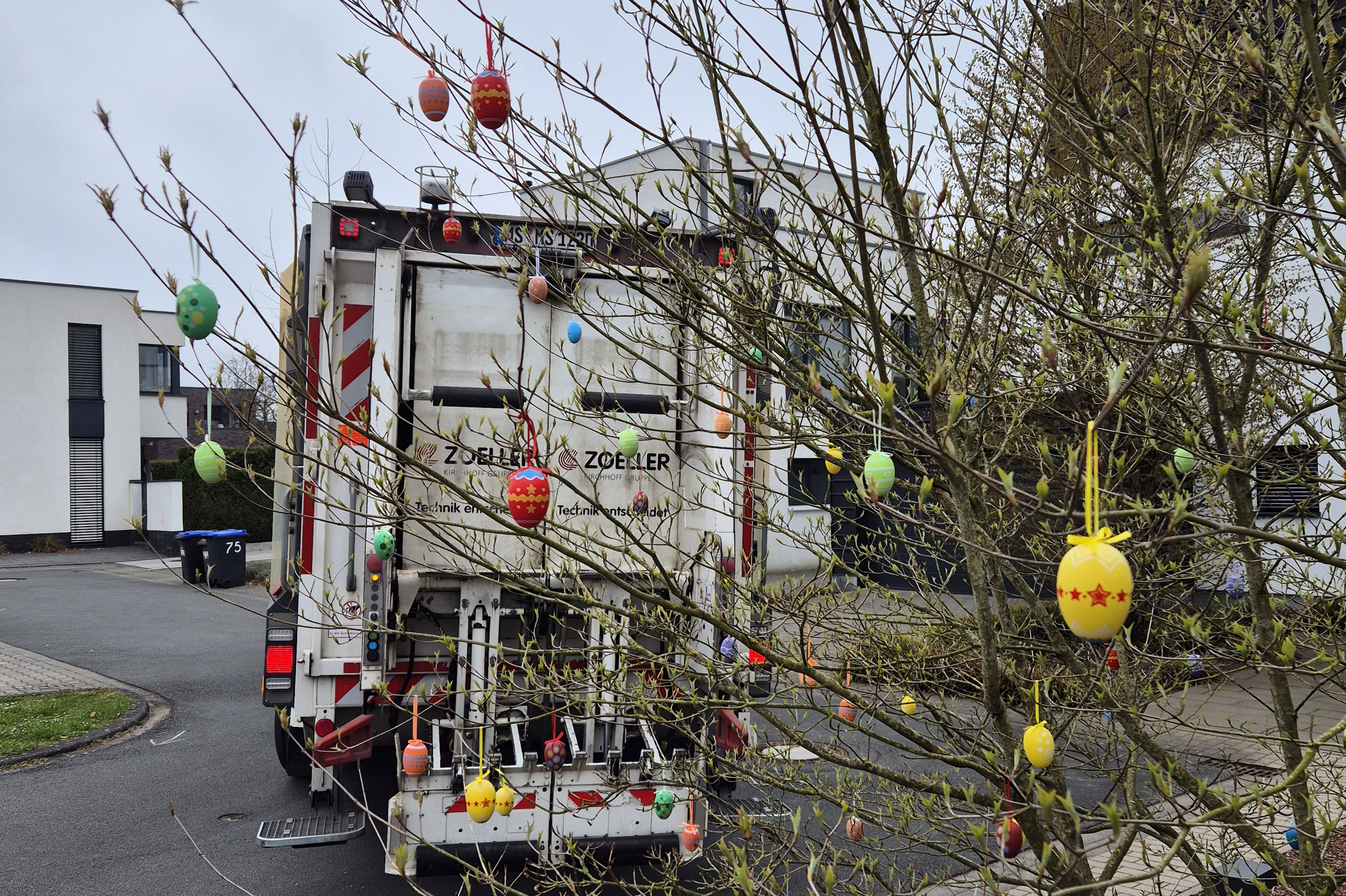 Abfallsammelfahrzeug mit Ostereiern