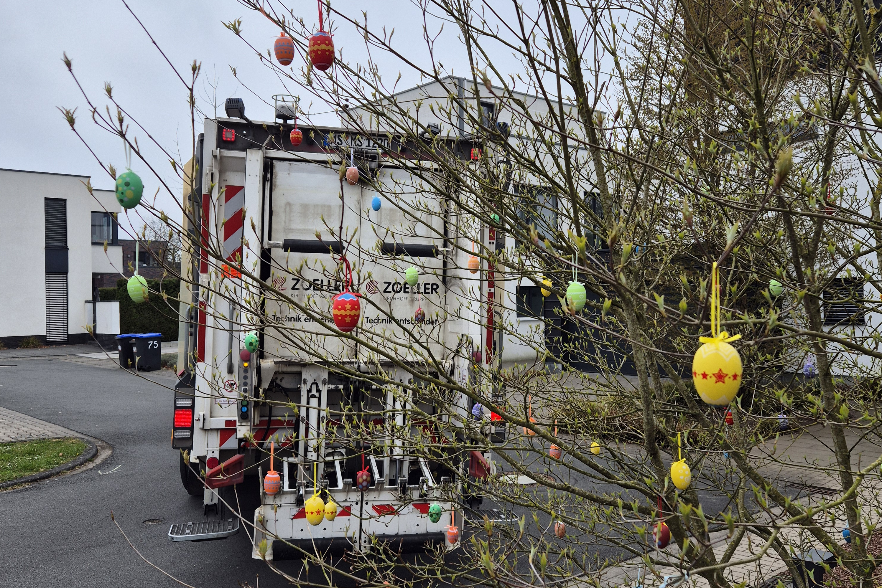 Abfallsammelfahrzeug mit Ostereiern