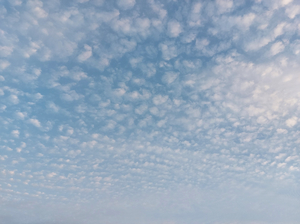 Ein Fotoausschnitt von einem leicht bewölkten Himmel