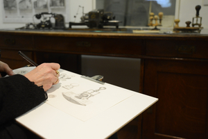 Frauenhand zeichnend