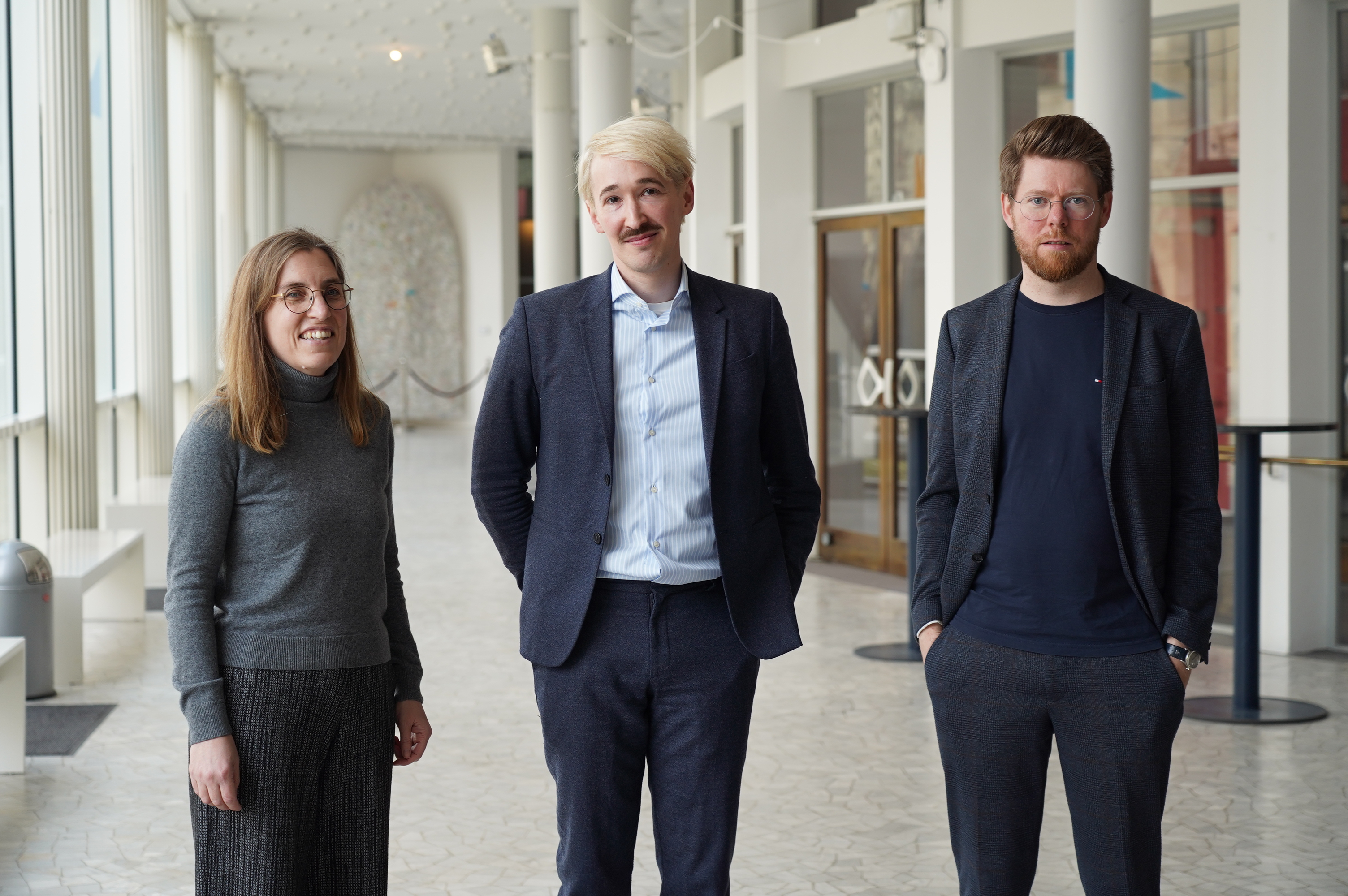 Kulturdezernentin Cornelia Wilkens, Neil Barry Moss und Dominik Baumann, Verwaltungsdirektor des Theaters