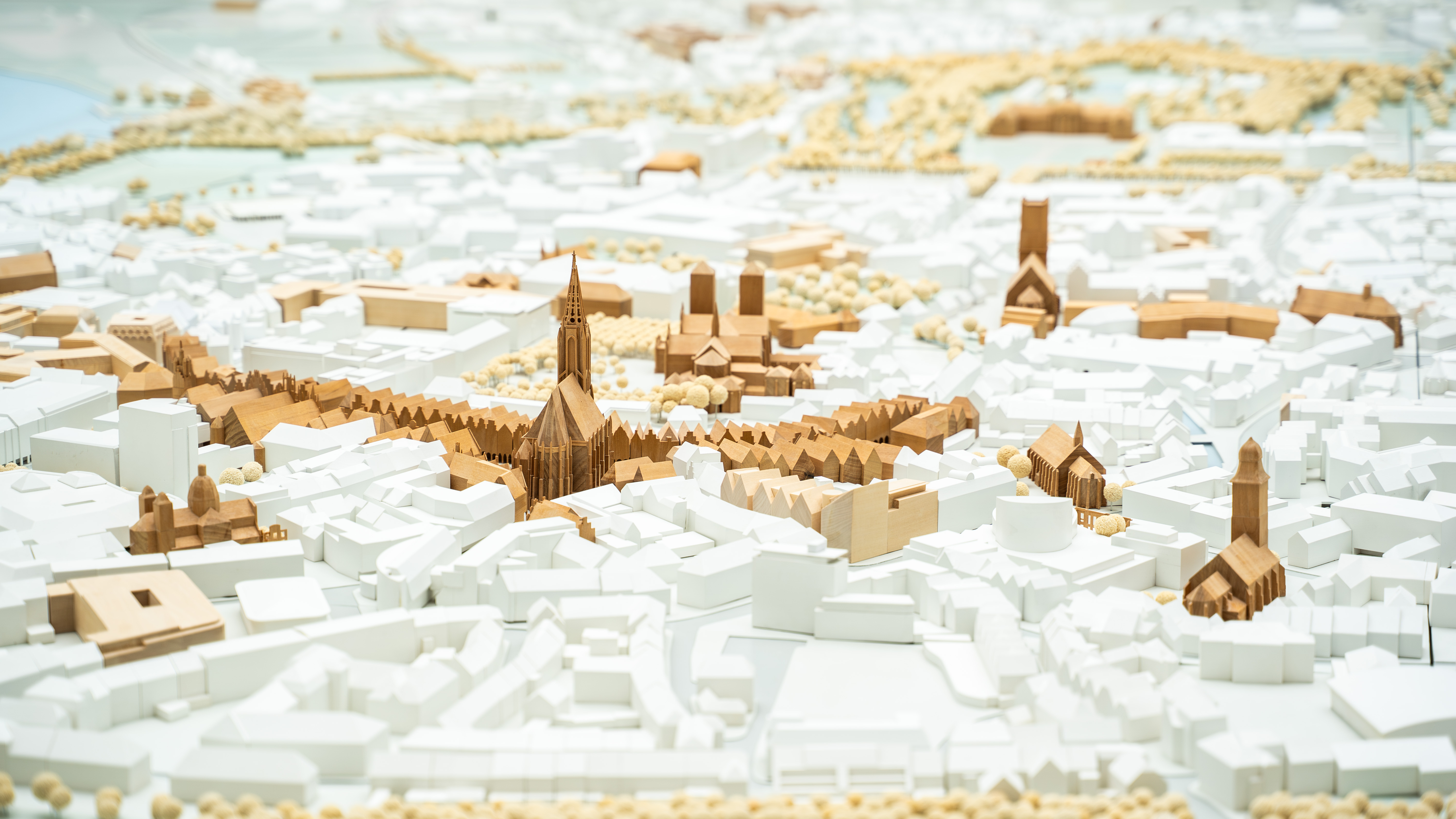 Blick auf das Stadtmodell der Innenstadt. Es besteht aus weißen Elementen, einige wichtige Bauwerke sind aus braunen Elementen gefertigt. 