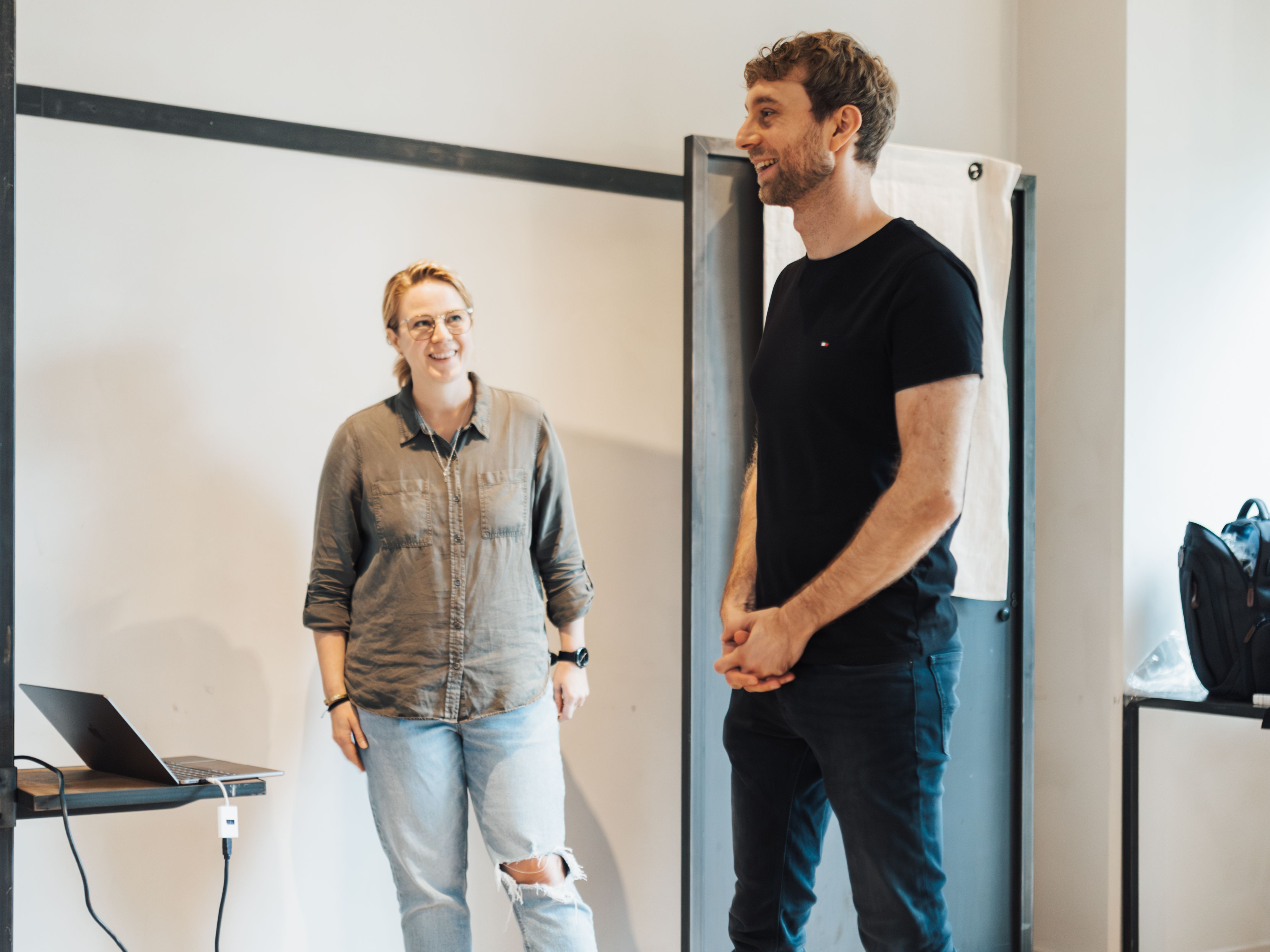 Zwei stehende Personen in einem Arbeitsraum