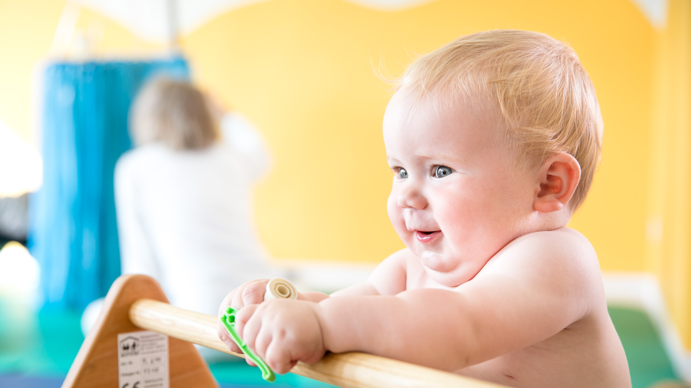 Baby spielt im Kursraum der vhs Münster