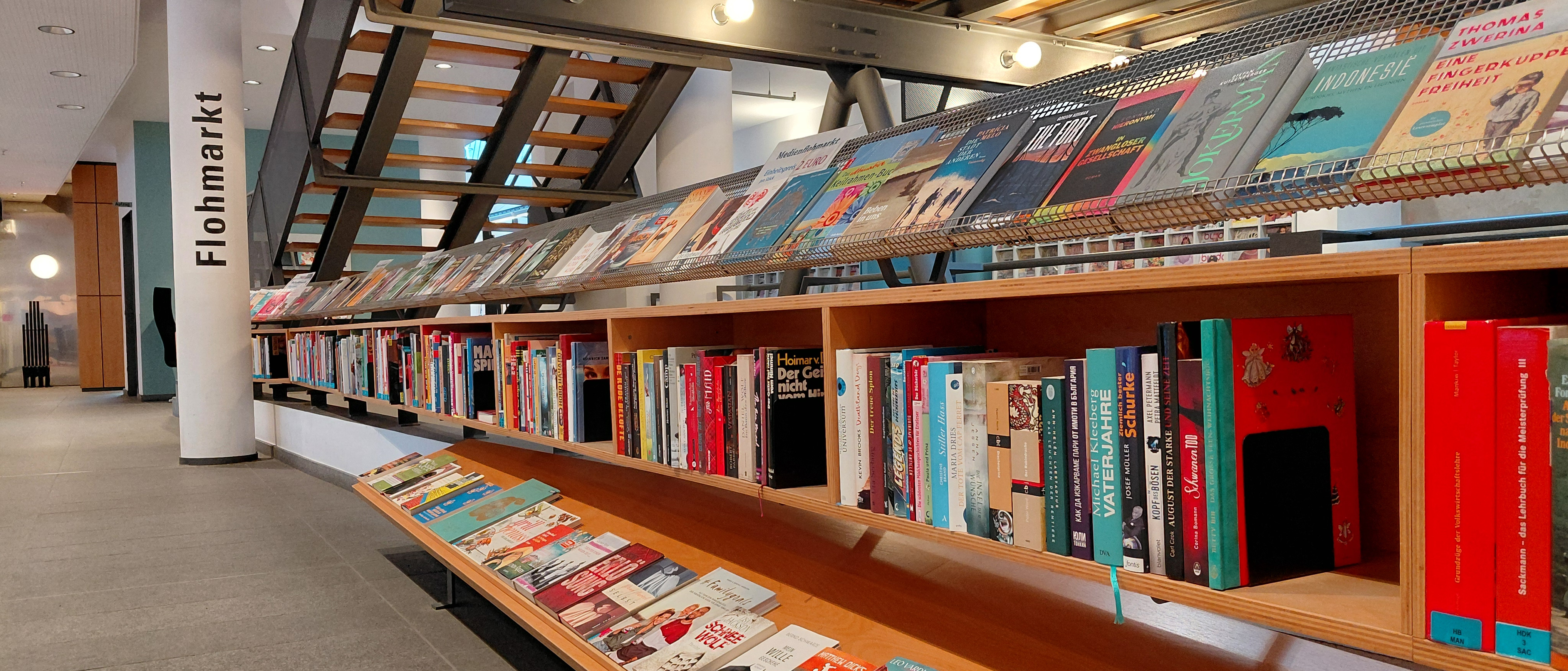 Flohmarkt-Regale mit Büchern