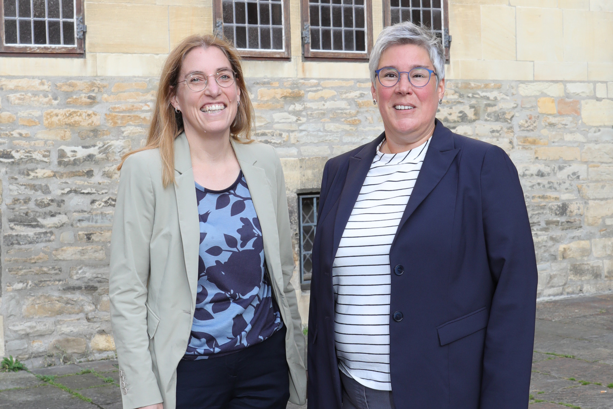 Kulturdezernentin Cornelia Wilkens (links im Bild) mit der neuen Leiterin der Stadtbücherei, Cordula Gladrow