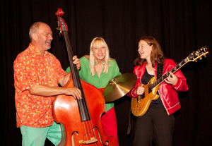 Das Trio „Ferri“ Die drei Musizierenden des Trios ‚Ferri‘ stehen lachend an ihren Instrumenten Kontrabass, Hi Hat-Becken, E-Gitarre.