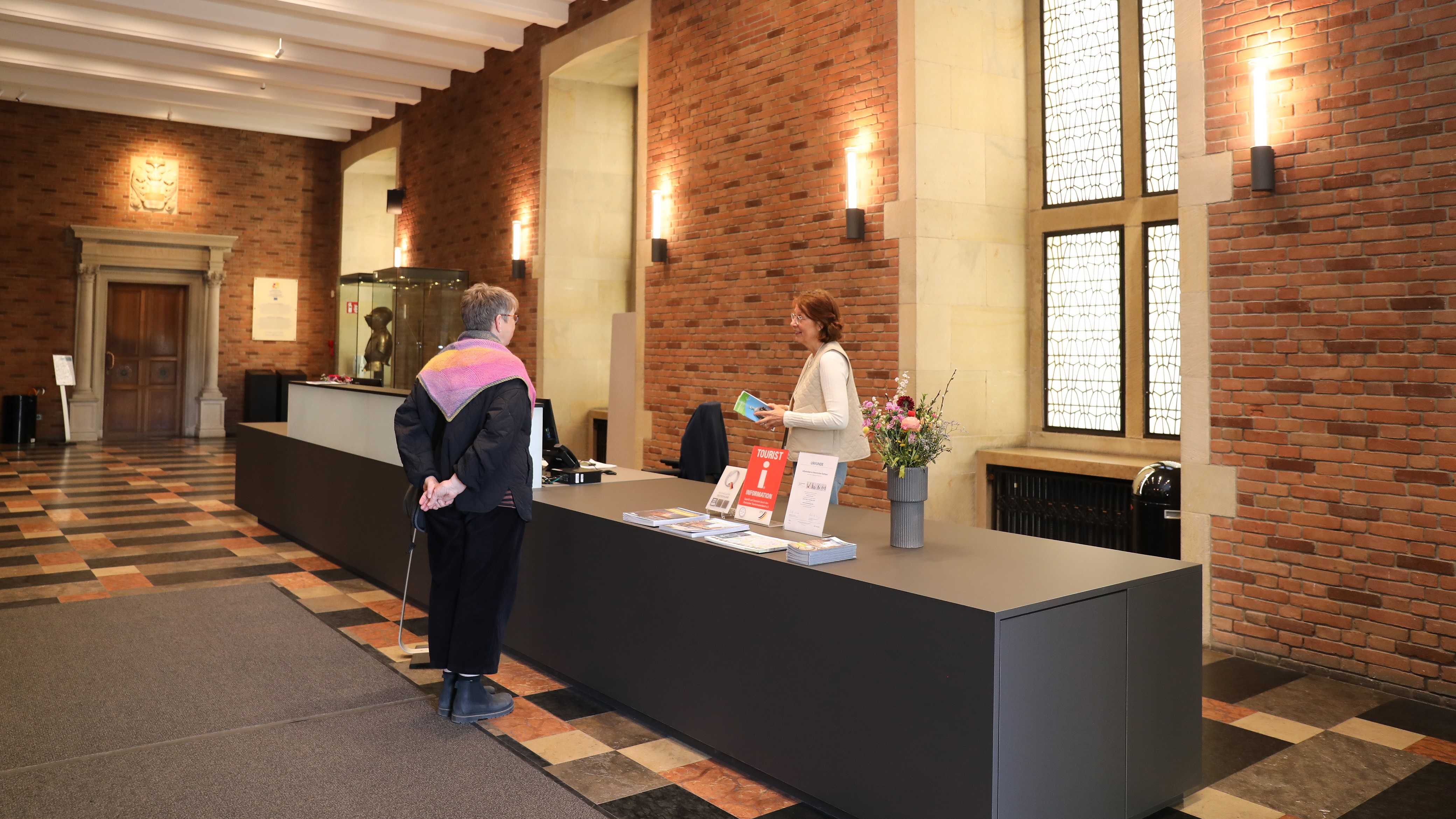 Im Zuge des Umbaus der Bürgerhalle im Historischen Rathaus hat die Stadt dort unter anderem einen neuen Informations-Desk für die touristische Beratung installiert. 