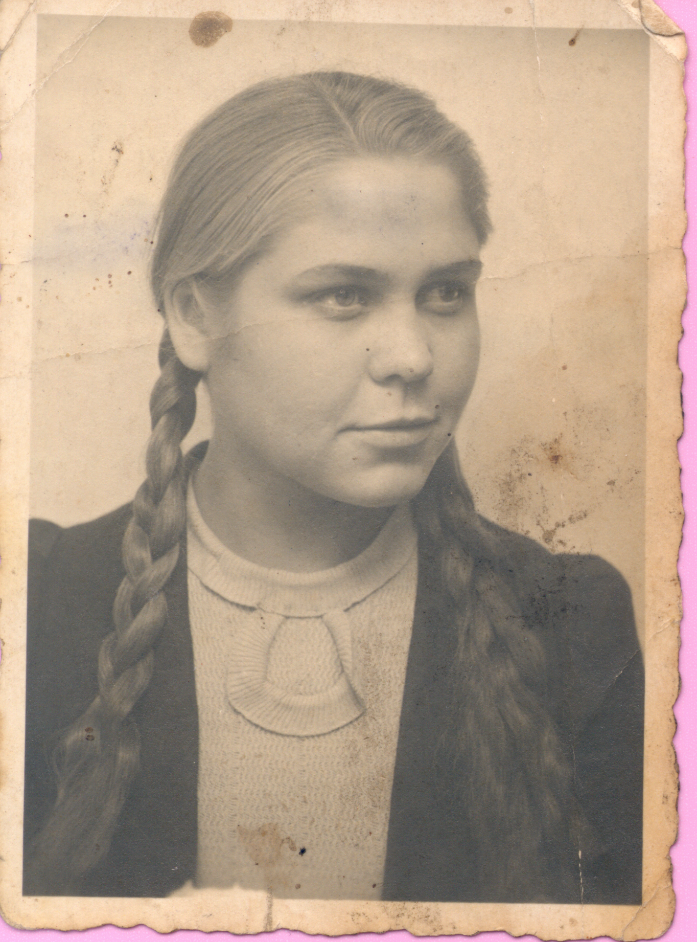 Schwarz-weiß Fotografie einer jungen Frau mit zwei geflochtenen Zöpfen