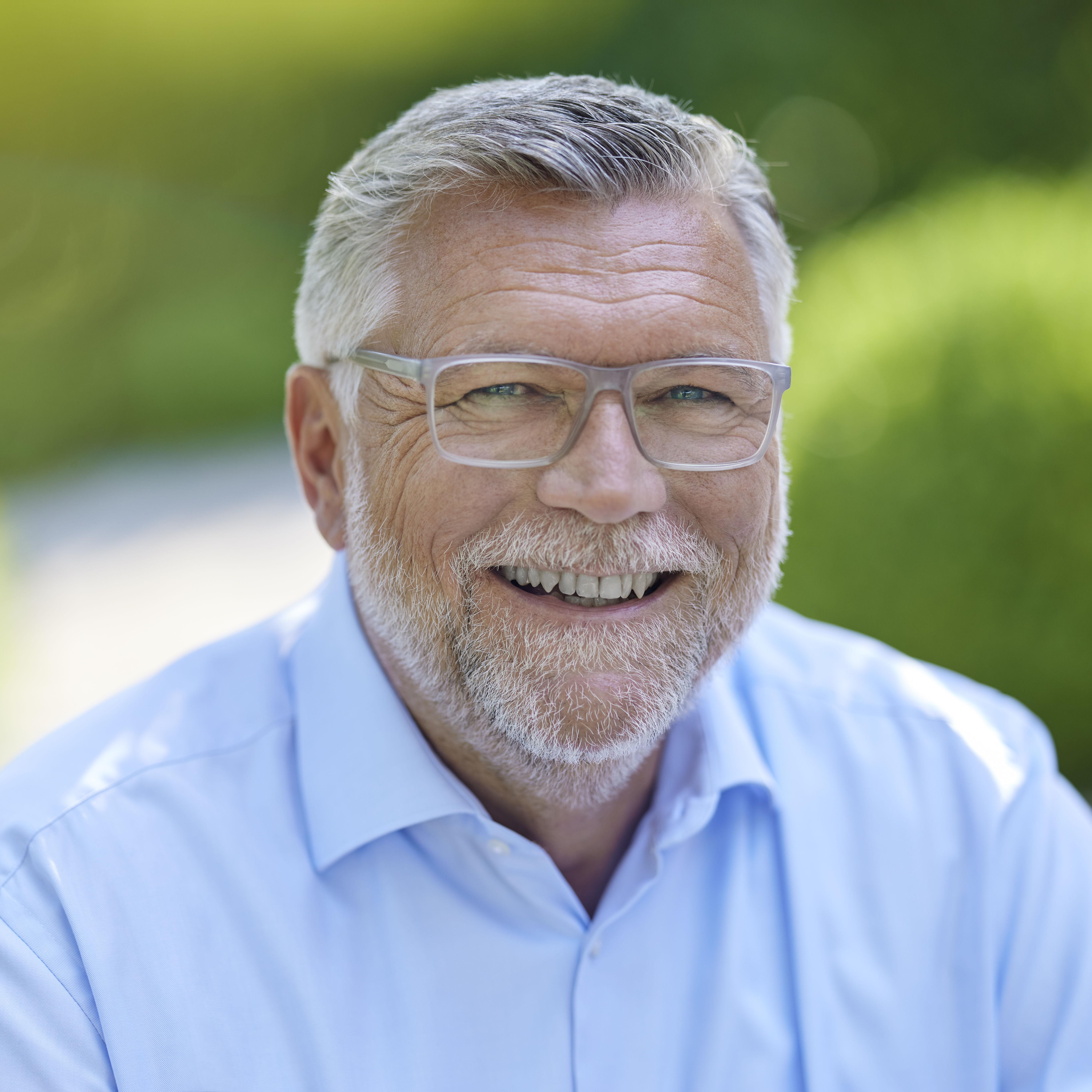 Mann lächelt in die Kamera