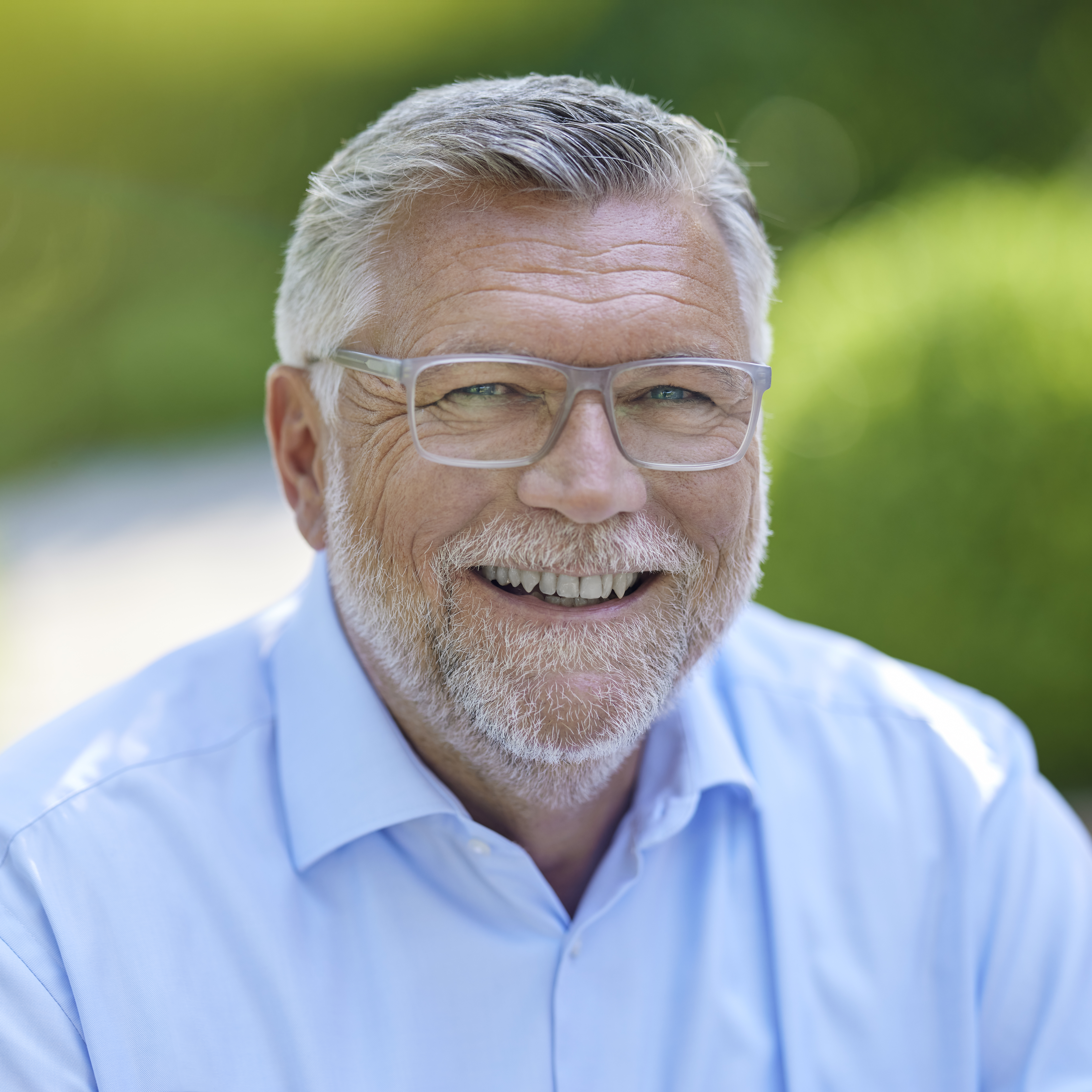 Mann lächelt in die Kamera