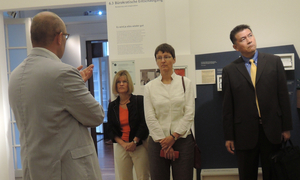Dr. Norifumi Miyokawa (Mitte) und Professorin Dr. Carolin Funck (2. v.li.) diskutierten mit Thomas Köhler vom Geschichtsort Villa ten Hompel zu den Themen Dark Tourism und Public History.