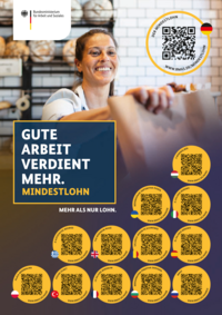 Plakat des Bundesministeriums für Arbeit und Soziales zum Thema Mindestlohn. In der oberen Hälfte ist eine lächelnde Bäckereiverkäuferin zu sehen, die vor einem Regal mit Broten steht. Sie reicht eine Papiertüte über die Theke. Darunter die Aufschrift: "Gute Arbeit verdient mehr. Mindestlohn. Mehr als nur Lohn. Unten rechts befinden sich mehrere QR-Codes, die auf die Seite des BMAS verweisen.