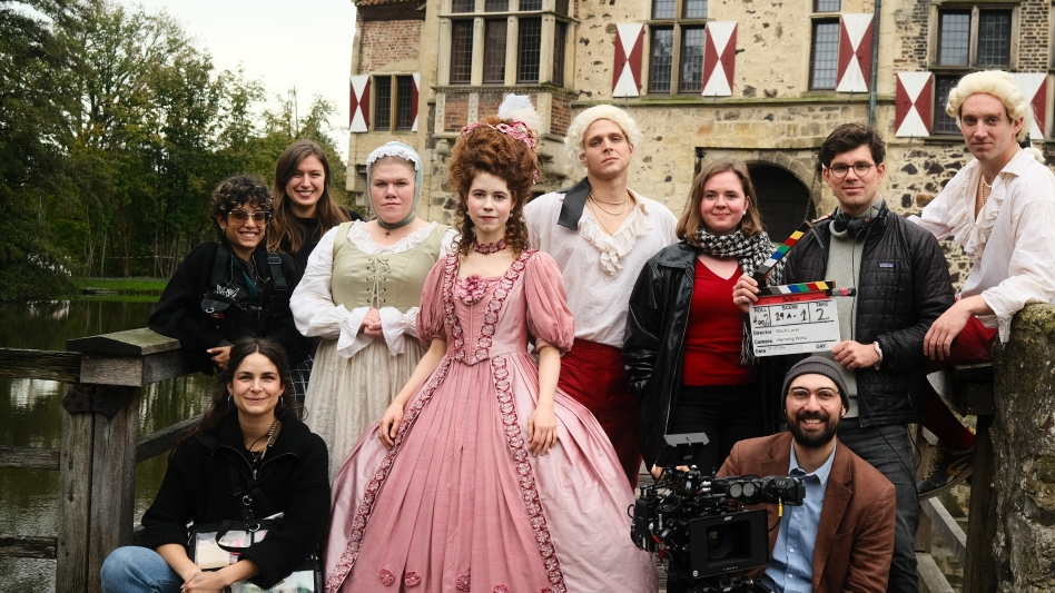 Die „Baronesse“-Filmcrew während der Dreharbeiten im Herbst 2024 auf Burg Vischering. 
