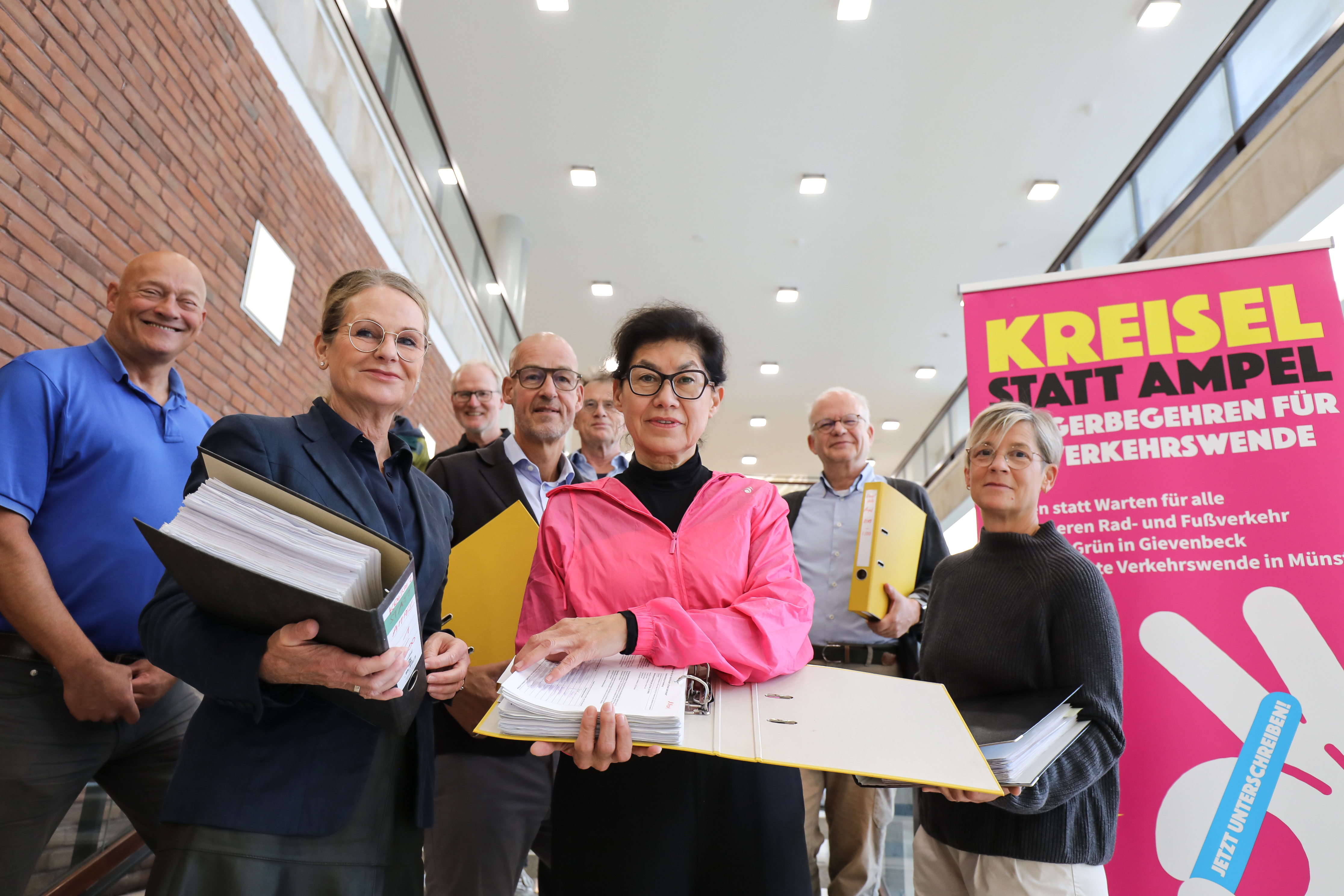 Eine Bürgerinititative überreichtUnterschriften an Christine Zeller
