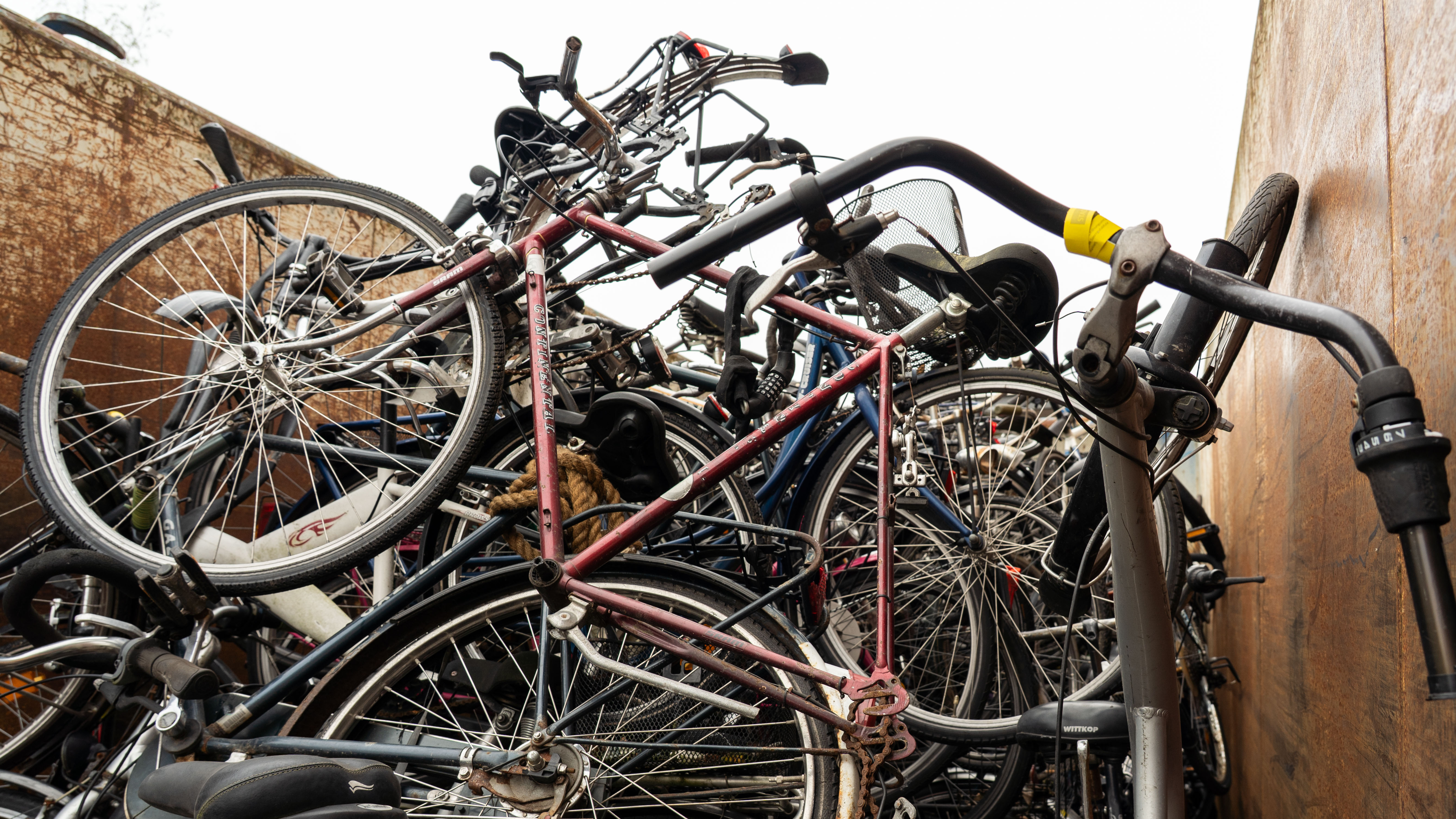 Gesammelte Schrott-Fahrräder in einem Container