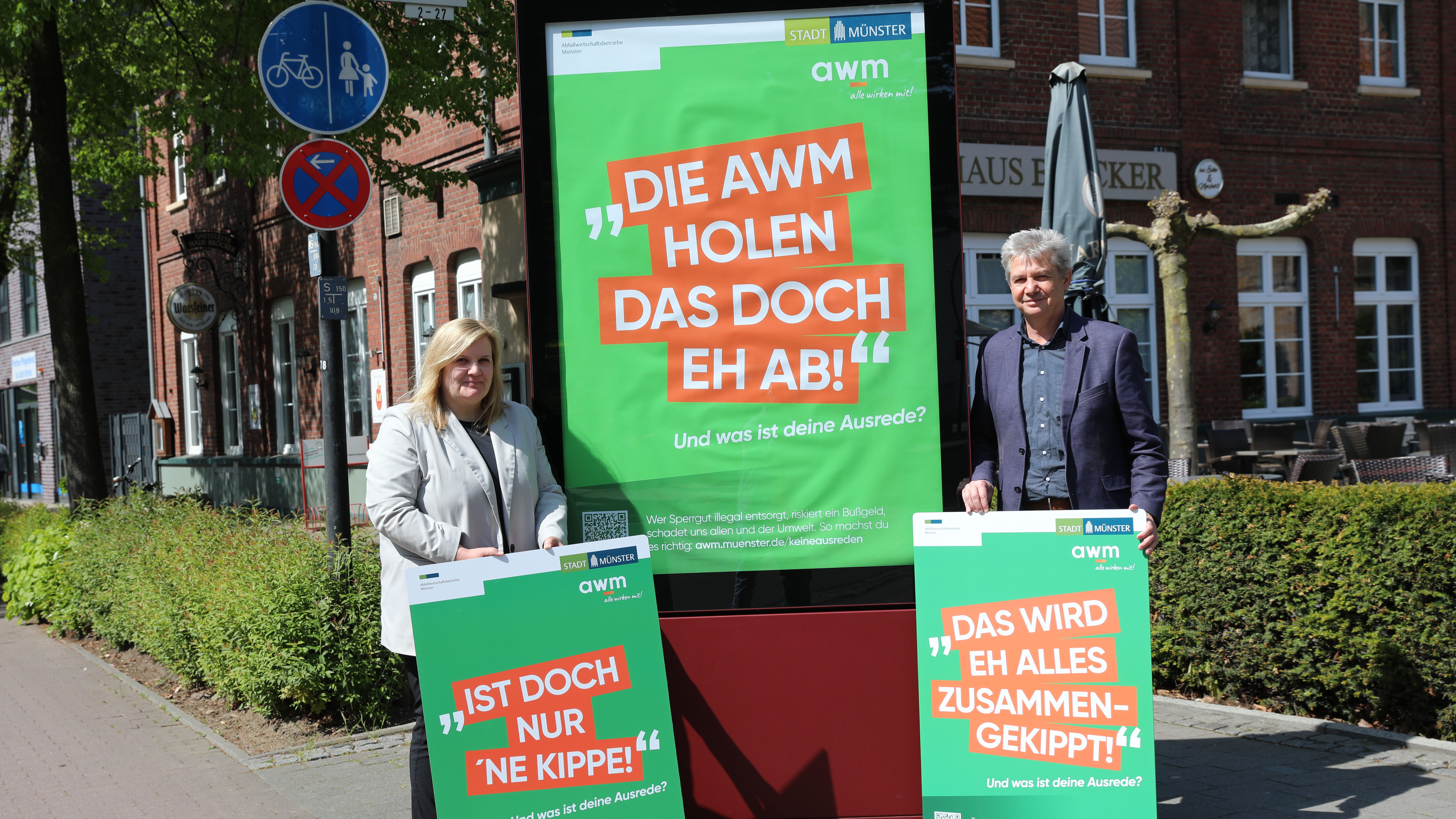 Eine Mitarbeiterin und ein Mitarbeiter zeigen erste Motive