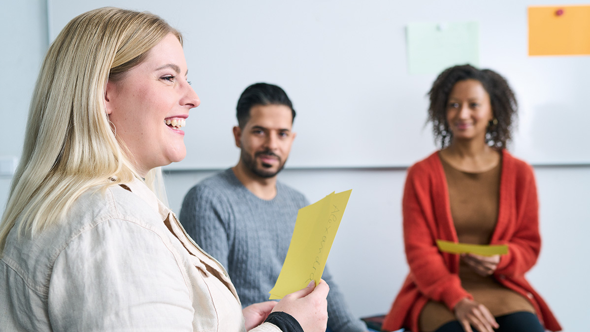 Lehrgang Gruppe sitzt im Stuhlkreis