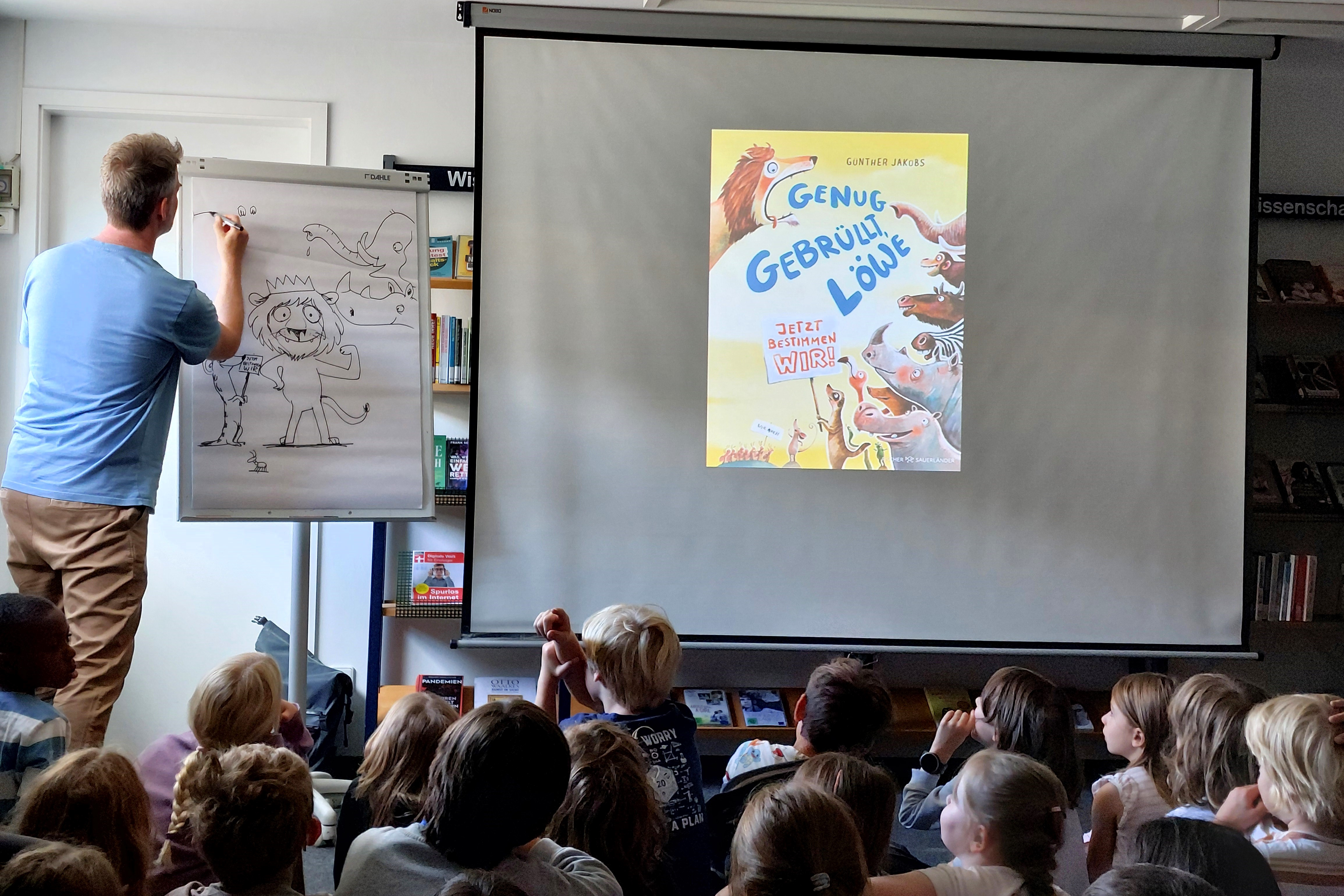 Günther Jacobs las und zeichnete in der Bücherei St. Michael