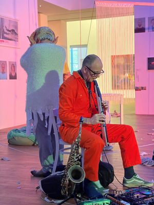 Das Foto zeigt Jan Klare und David Fischer im Garten des Widerstands.