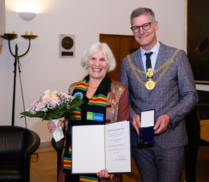 Barbara Kemmler und Oberbürgermeister Tilman Fuchs bei der Verleihung