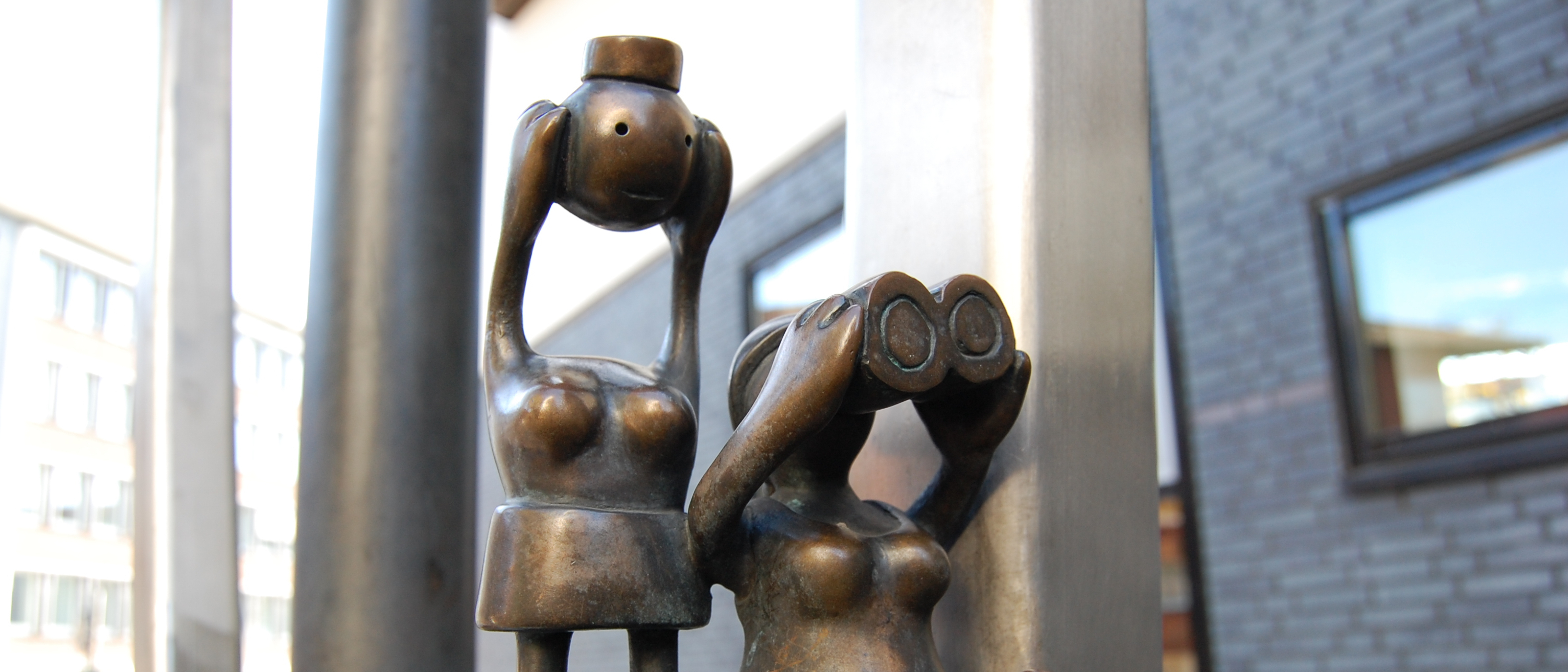 Figuren am Fuße der „Überfrau“