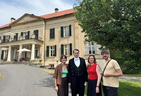 Filmteam vor dem Herrenhaus Harkotten im Münsterland