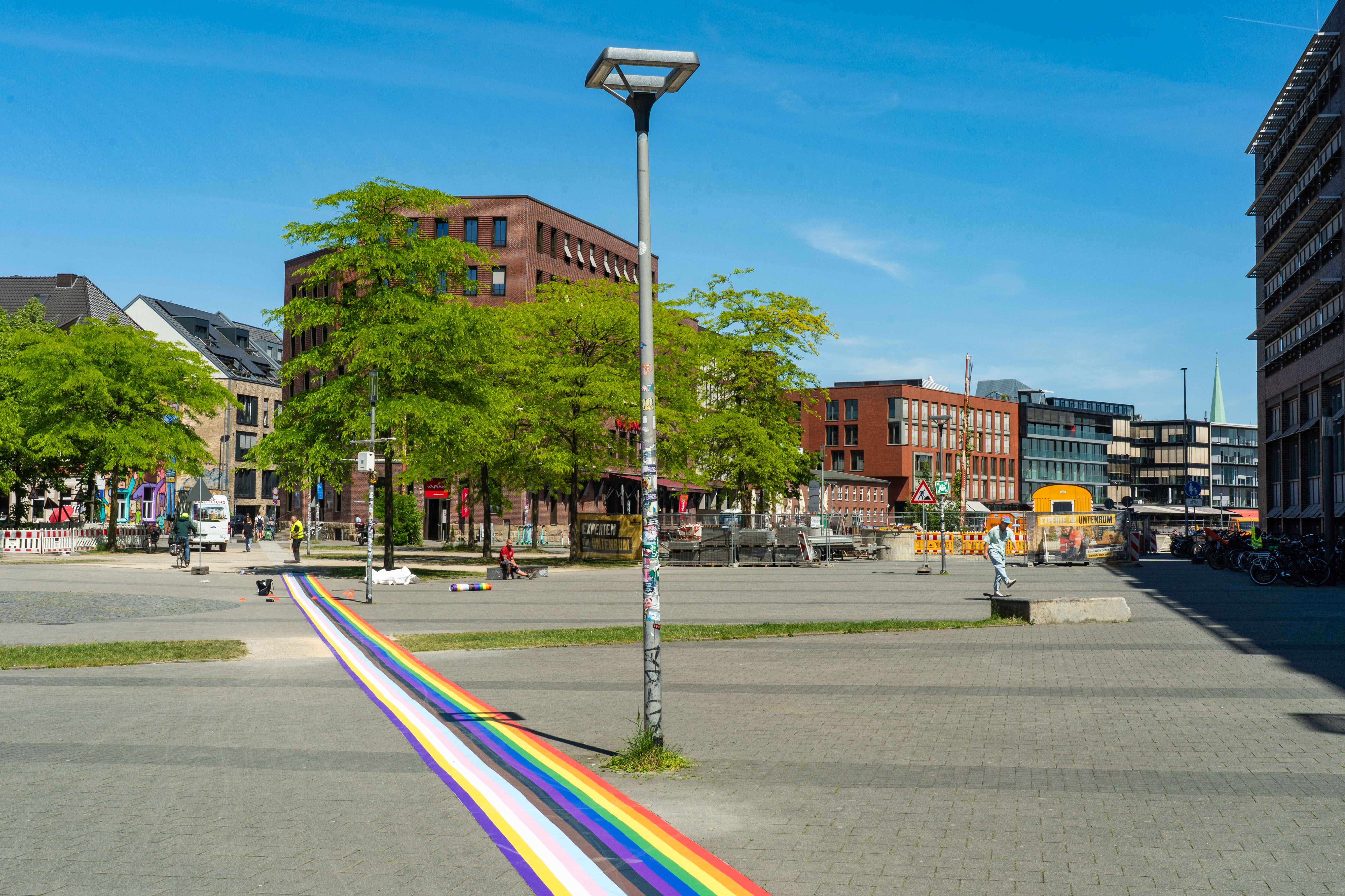 Regenbogenstreifen, der sich über den Hafenplatz entlangzieht