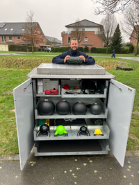 Johannes Becklönne richtet die Sportbox am Spieltplatz Meyerbeerstraße in Mecklenbeck ein.