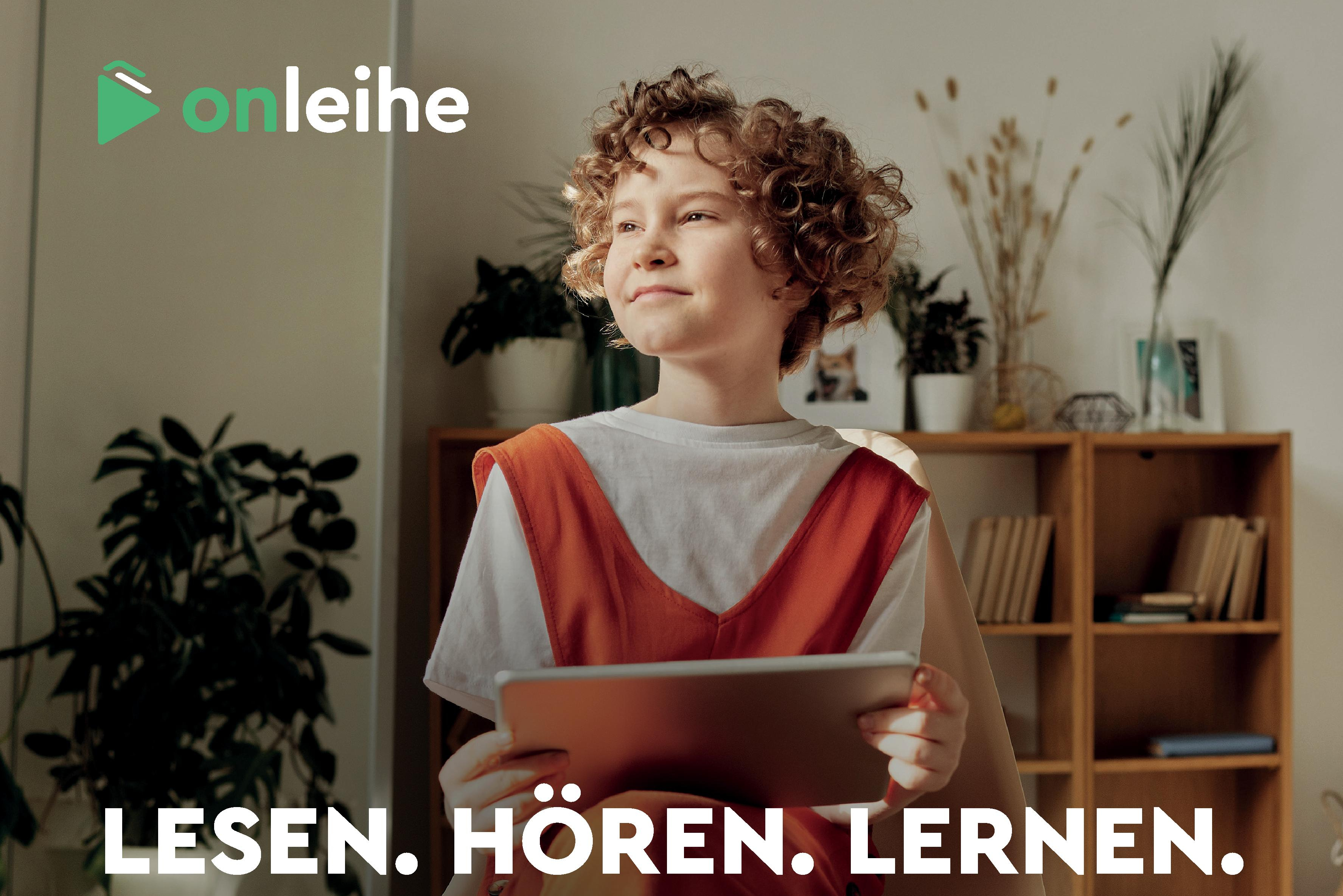 Das Bild zeigt ein Mädchen mit einem Tablet in den Händen, auf einem Stuhl sitzend.