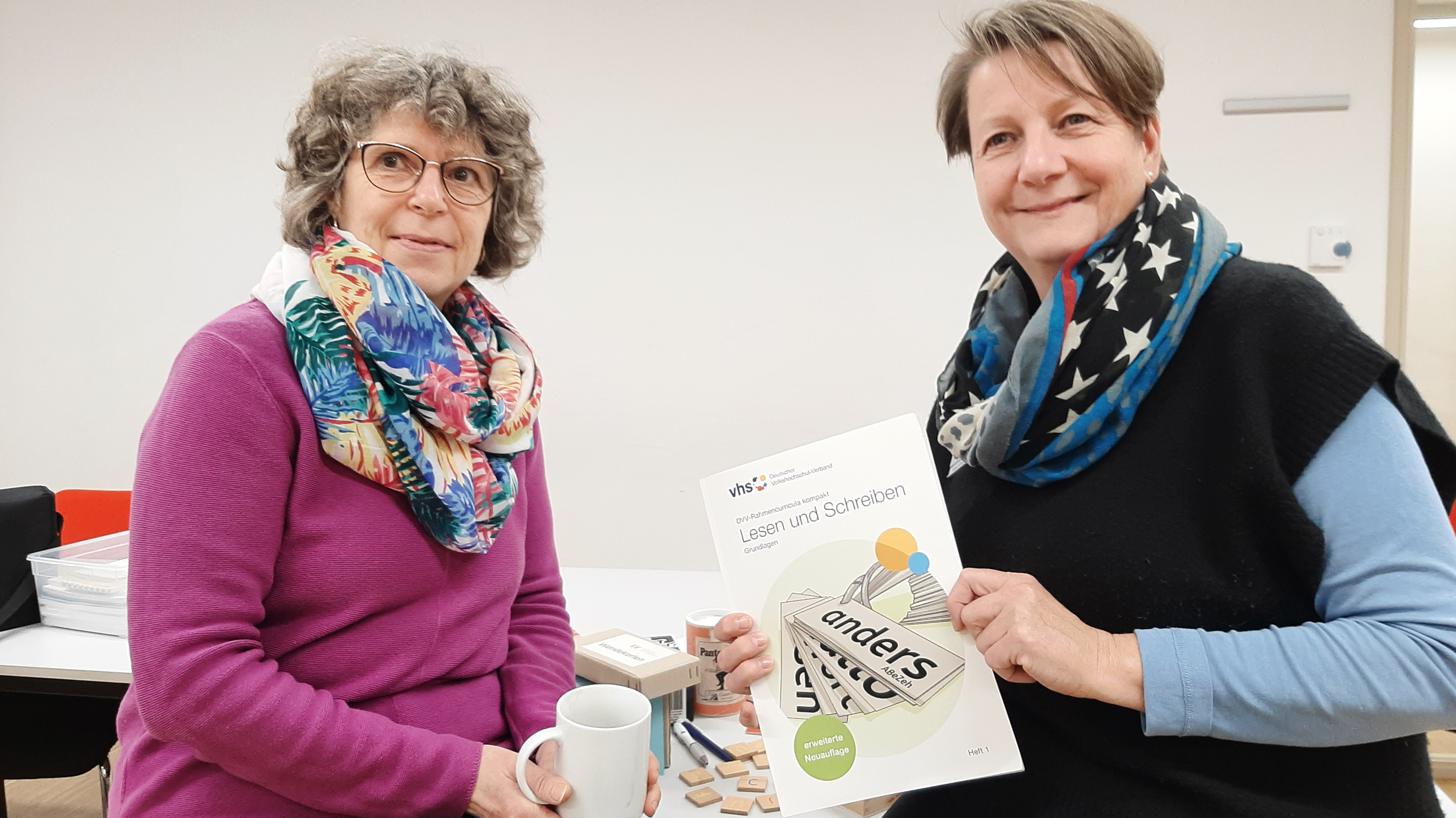 Sibylle Posingies und Heike Epping-Hellrung im Lern- und Informationscafé