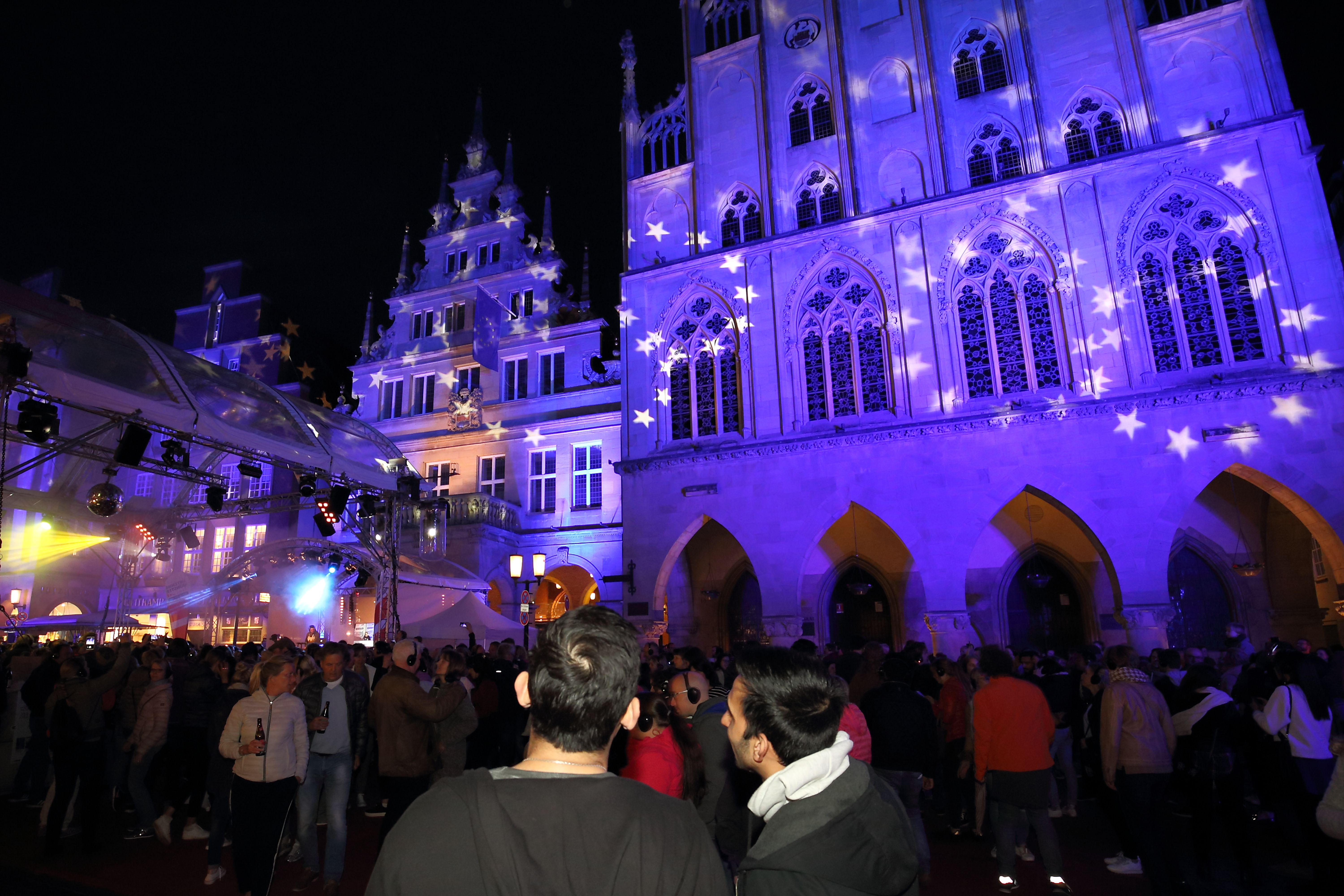 Die Fassade des Historische Rathaus in Münster bunt angestrahlt.