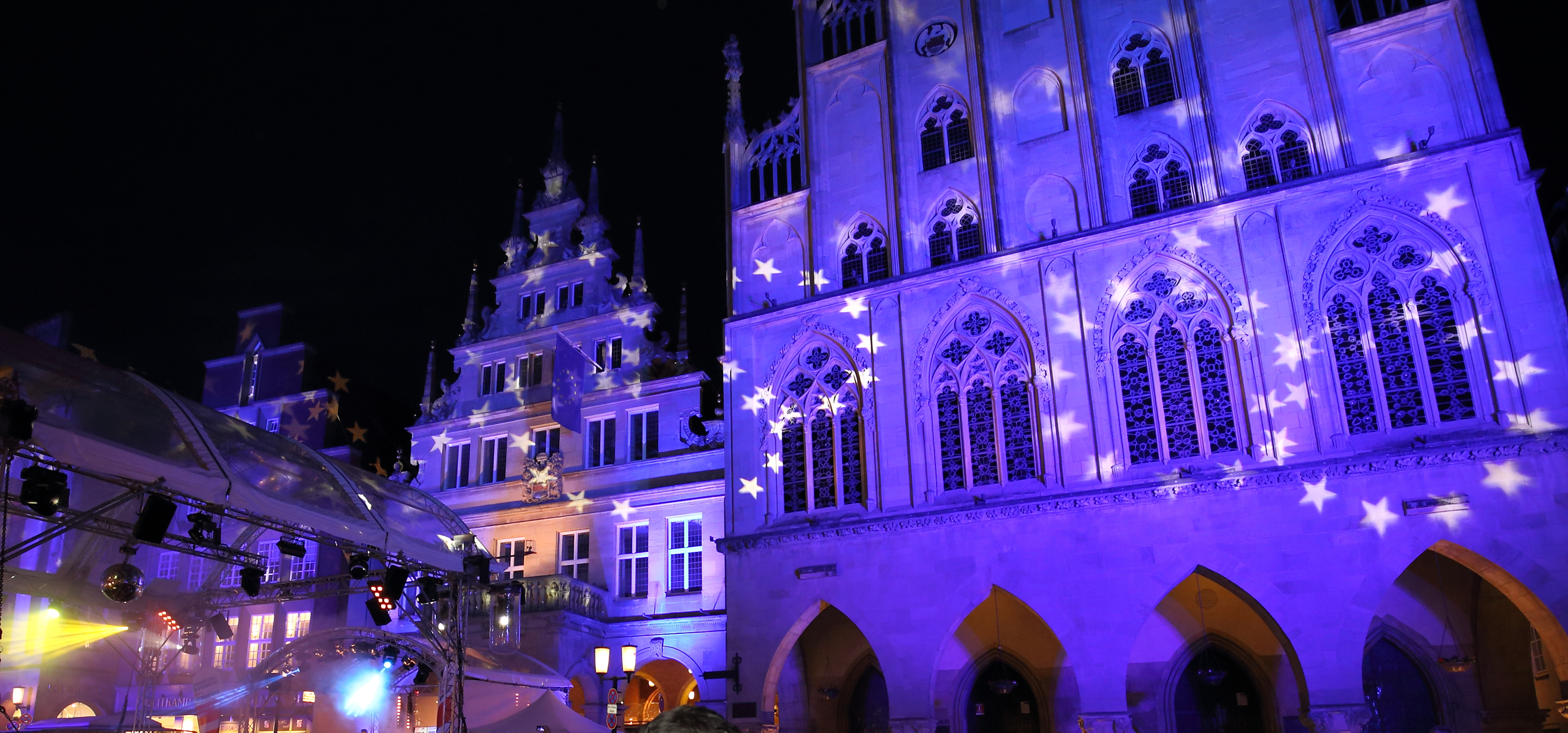 Die Fassade des Historische Rathaus in Münster bunt angestrahlt.