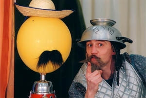 Das Foto zeigt eine Szene aus dem Theaterstück "Don Kidschote will Ritter werden".