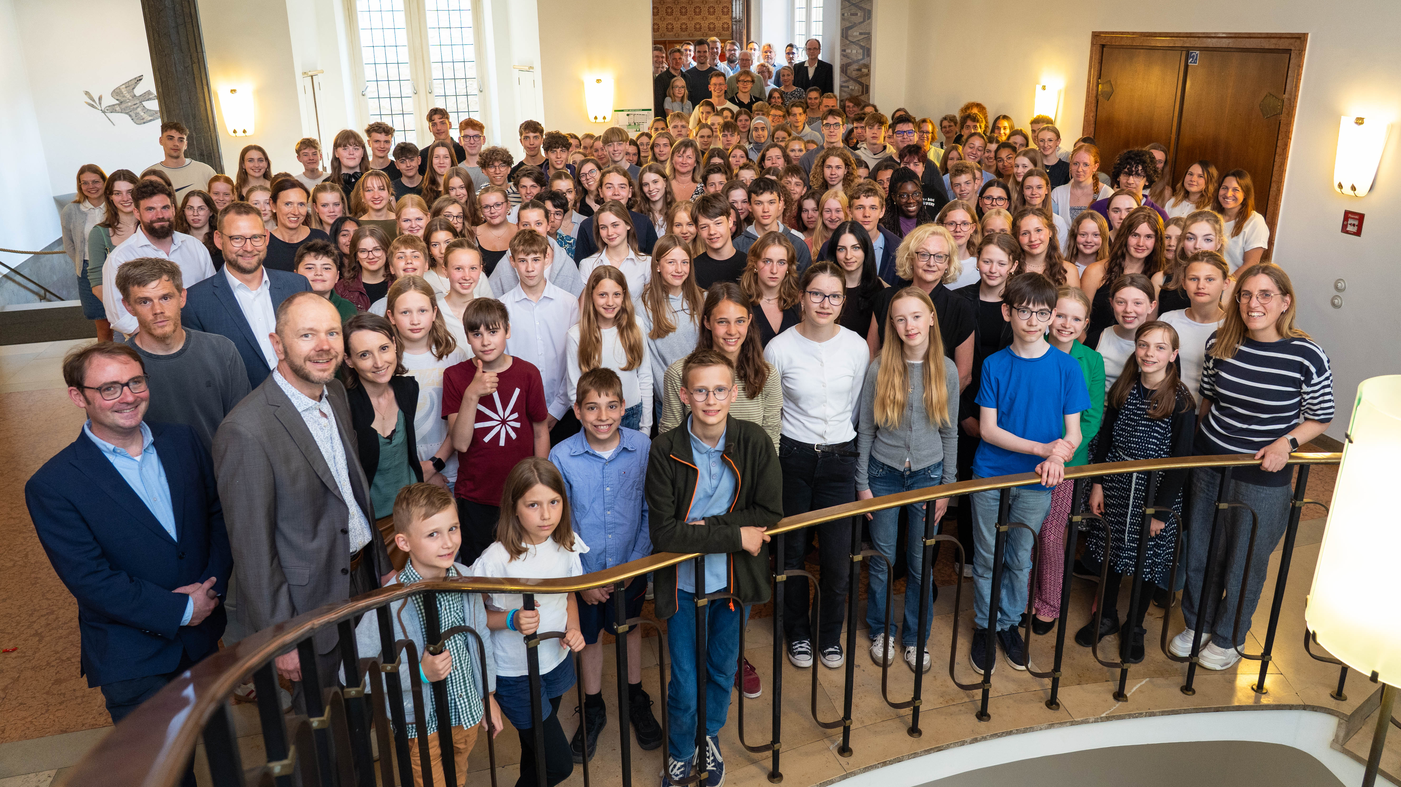 Die gelandenen Gäste: 360 Schüler zu Besuch im Historischen Rathaus. Bürgermeisterin Maria Winkel und Kulturdezernentin Cornelia Wilkens sind auch dabei.