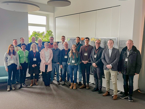 Mehrere Männer und Frauen, die Mitglieder von Münsters Allianz für Klimaschutz sind, haben sich für ein Gruppenfoto aufgestellt.