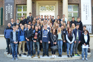 Auf dem Weg nach Auschwitz machte die Schülergruppe aus Mettingen Station für einen Workshop in er Villa ten Hompel. Die Kardinal von Galen-Schule hat eine Bildungspartnerschaft mit dem Geschichtsort und wird von den Lehrern Bettina Röwe und ... beglei