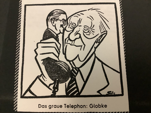 Karikatur eines älteren Mannes, der einen Telefonhörer hält, der wiederum ein Mensch ist.