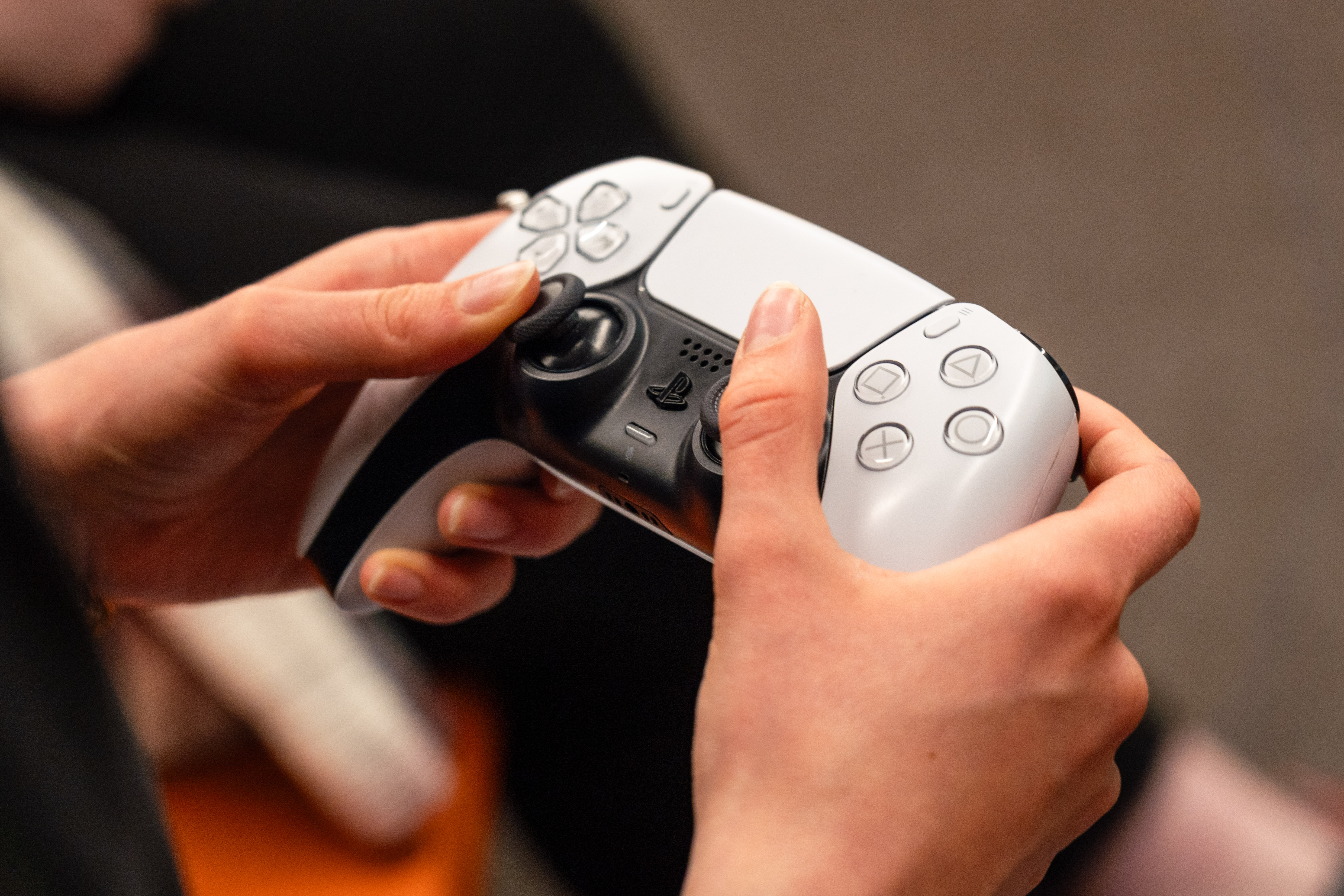 Hände halten einen Gaming-Controller