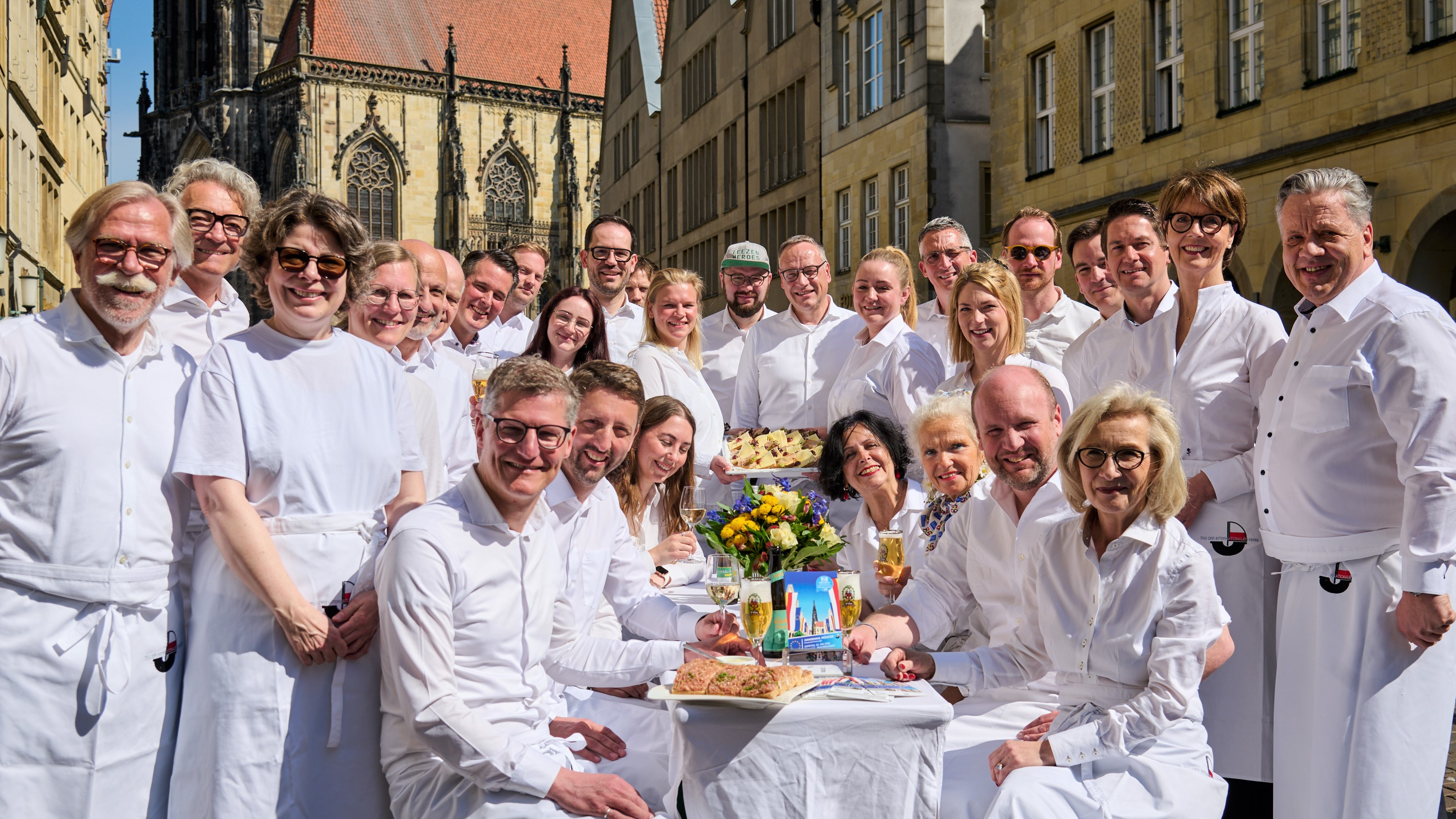 Gemeinsam mit Oberbürgermeister Tilman Fuchs laden Vertreterinnen und Vertreter der Stadt Münster, der Initiative Starke Innenstadt sowie der Kaufleute ein zum Hansemahl auf dem Prinzipalmarkt am Samstag, 2. Mai.