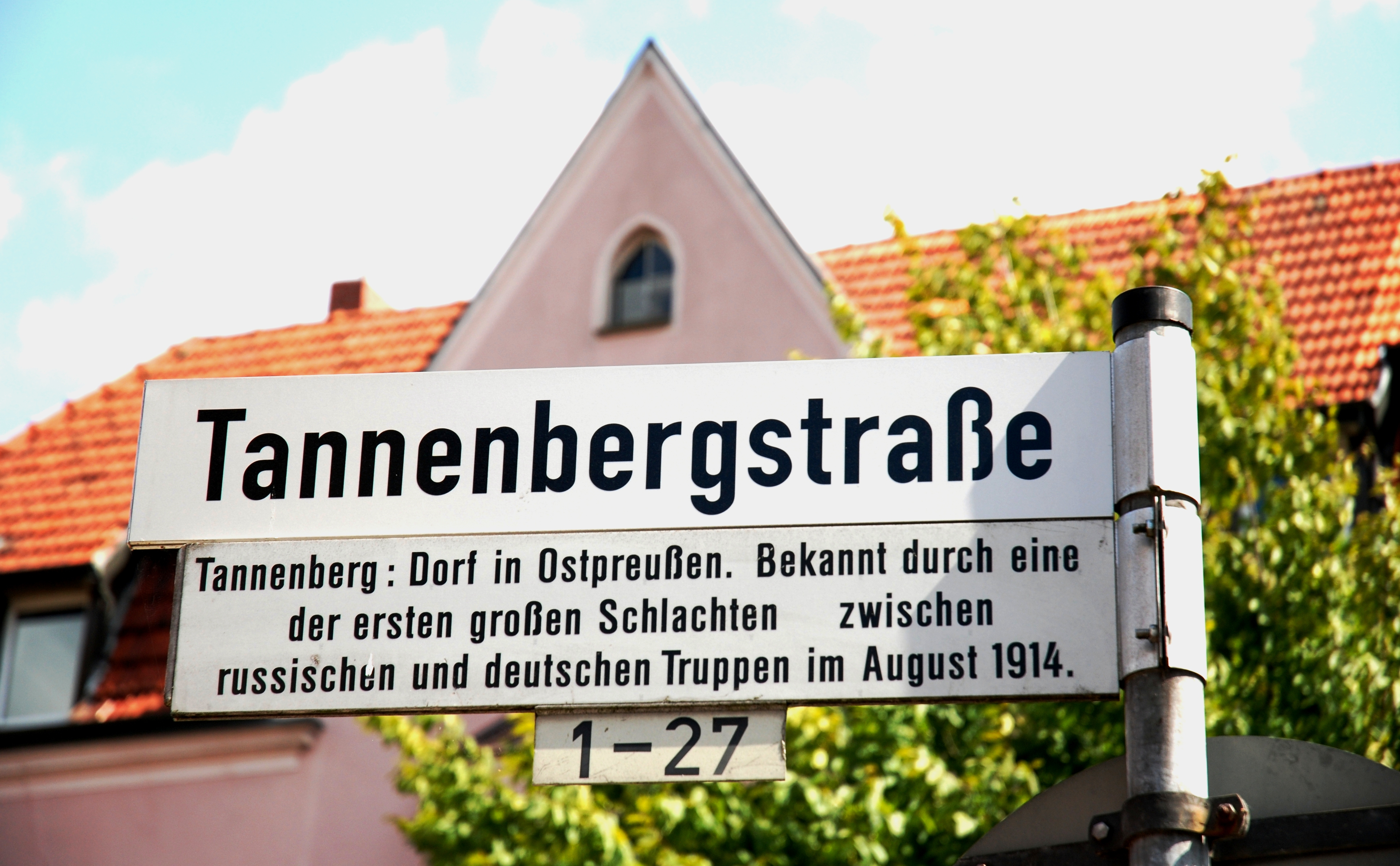 Beispiel für einen umstrittenen Straßennamen: Straßenschild von der Tannenbergstraße